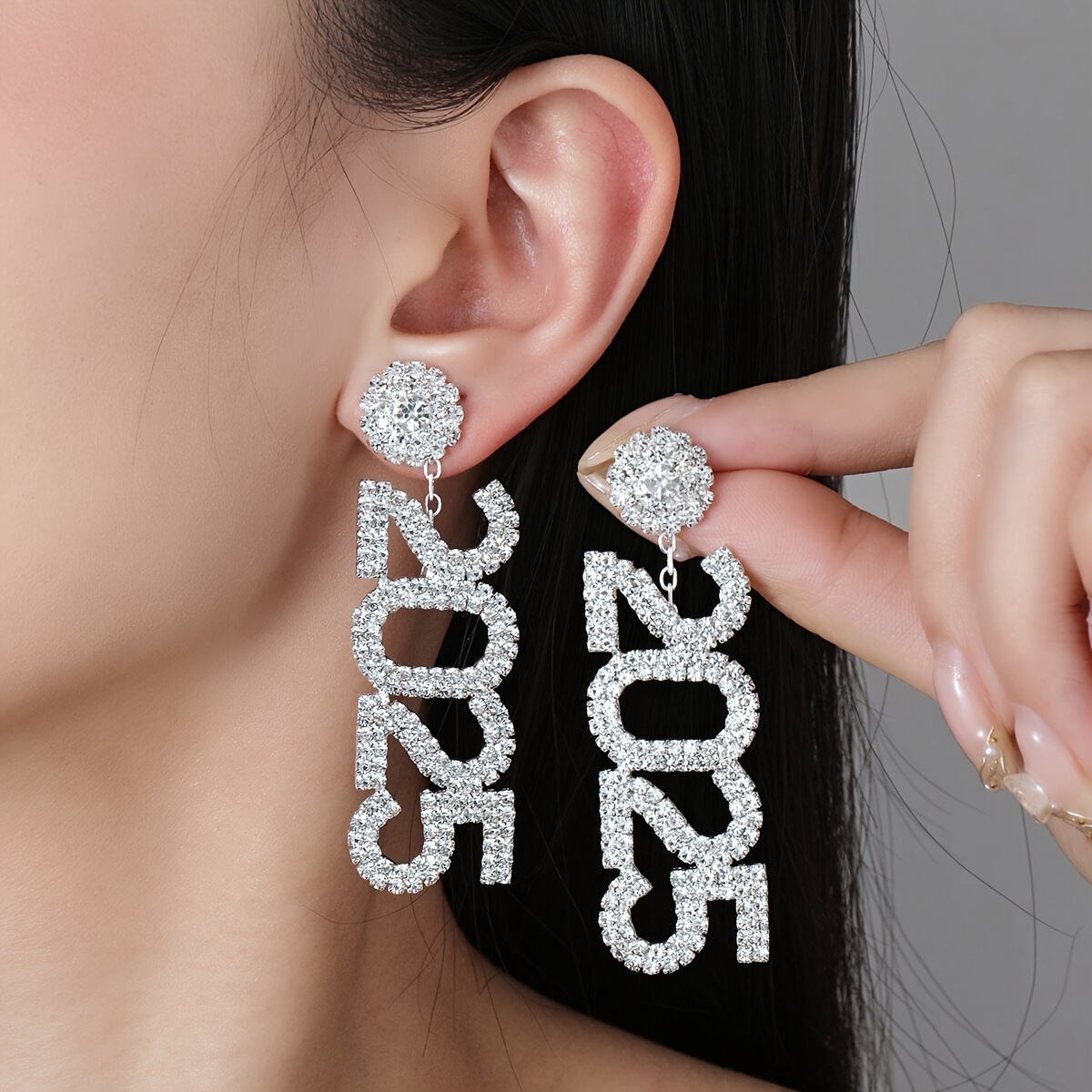 

Luxury Rhinestone Snowflake 2025 Pendant Long Drop Earrings For Women Christmas Gift Geometric Tassel Number Dangle Earrings New Year