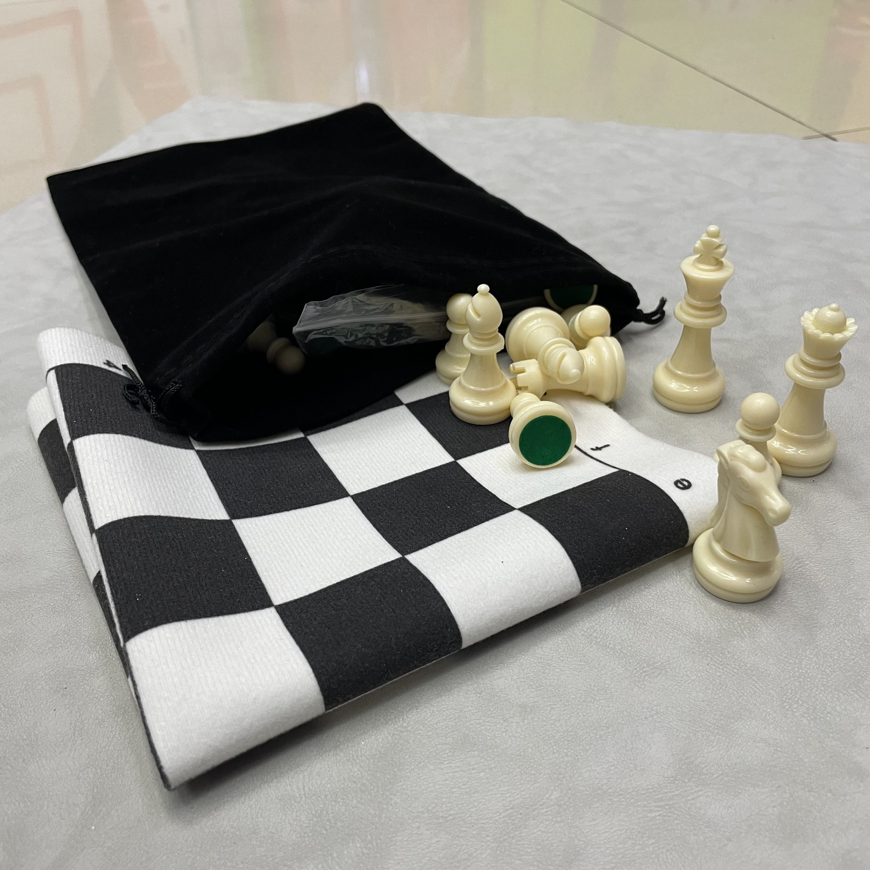 

Jeu d'Échecs Haut de Gamme avec Pièces Noires et Blanches - Léger, avec Plateau en PU (13.4") - pour le Jeu Compétitif