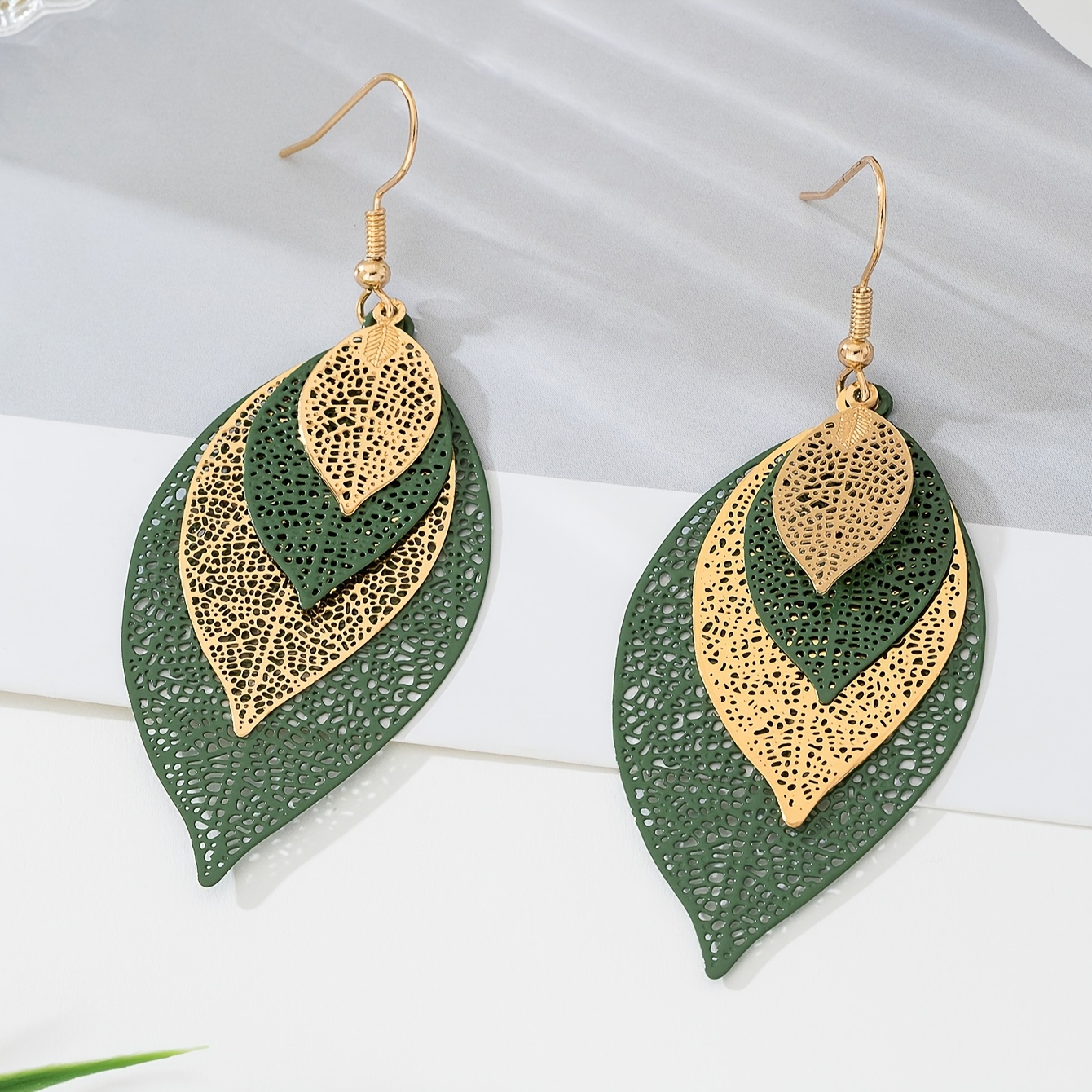 TEMU 1 Paire de Boucles d'Oreilles Style Bohème Tendance et Audacieuses Ajourées Multicouches de Feuille avec un Design en Doré, . Convient pour des