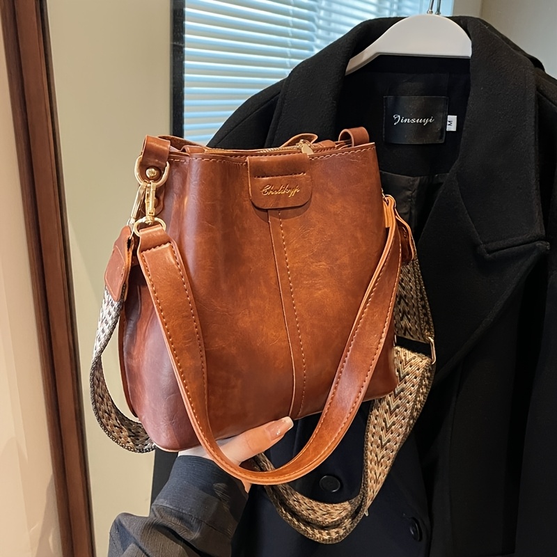 Image of Fashionable Retro Women's Shoulder Bag - Large Capacity, Easy And Casual Handbag For Carrying, High-quality Commuter Bucket Bag