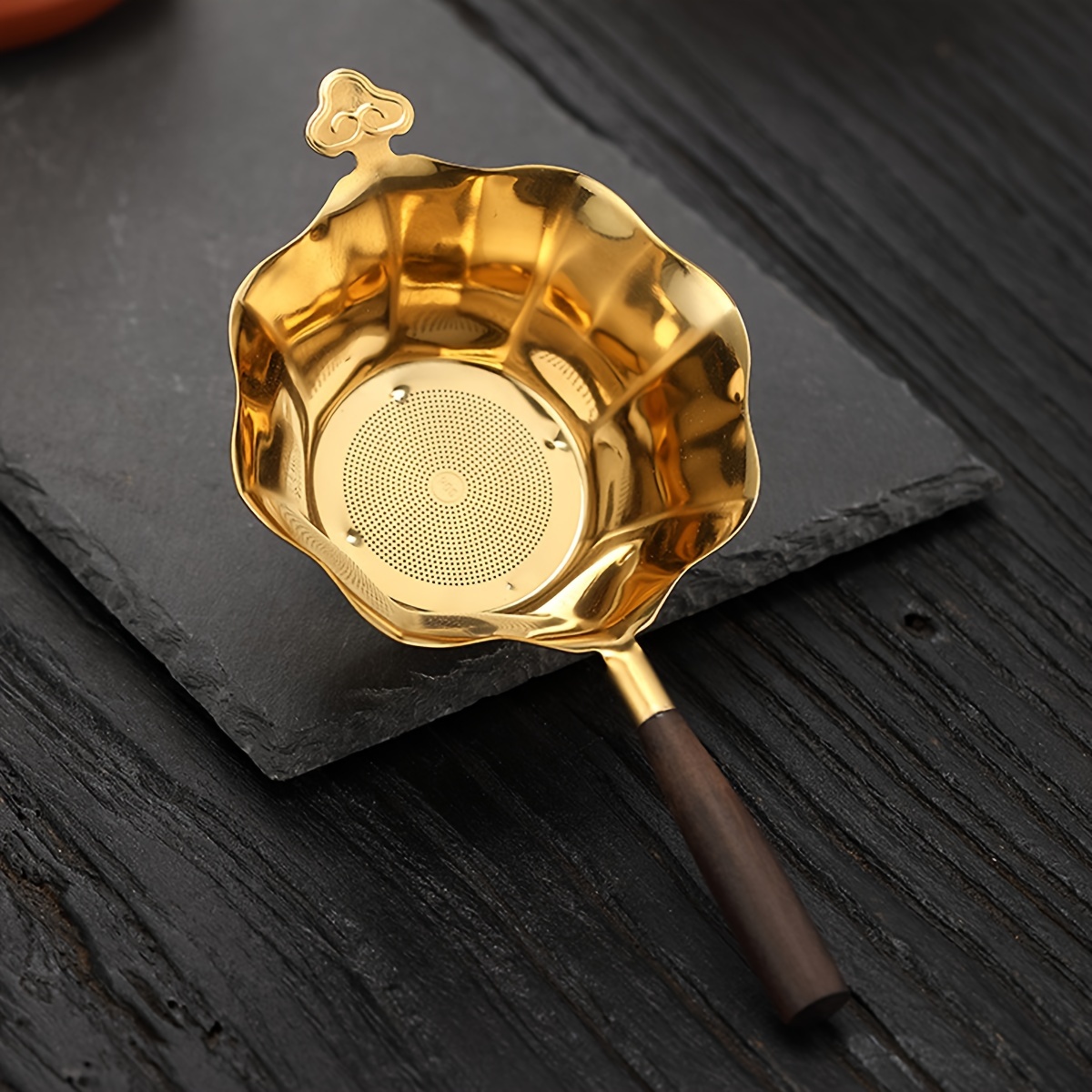 

Passoire à Thé Lotus d'Or avec Poignée en Bois - Filtre à Thé en Acier Inoxydable 304 pour Infusion de Thé Gongfu