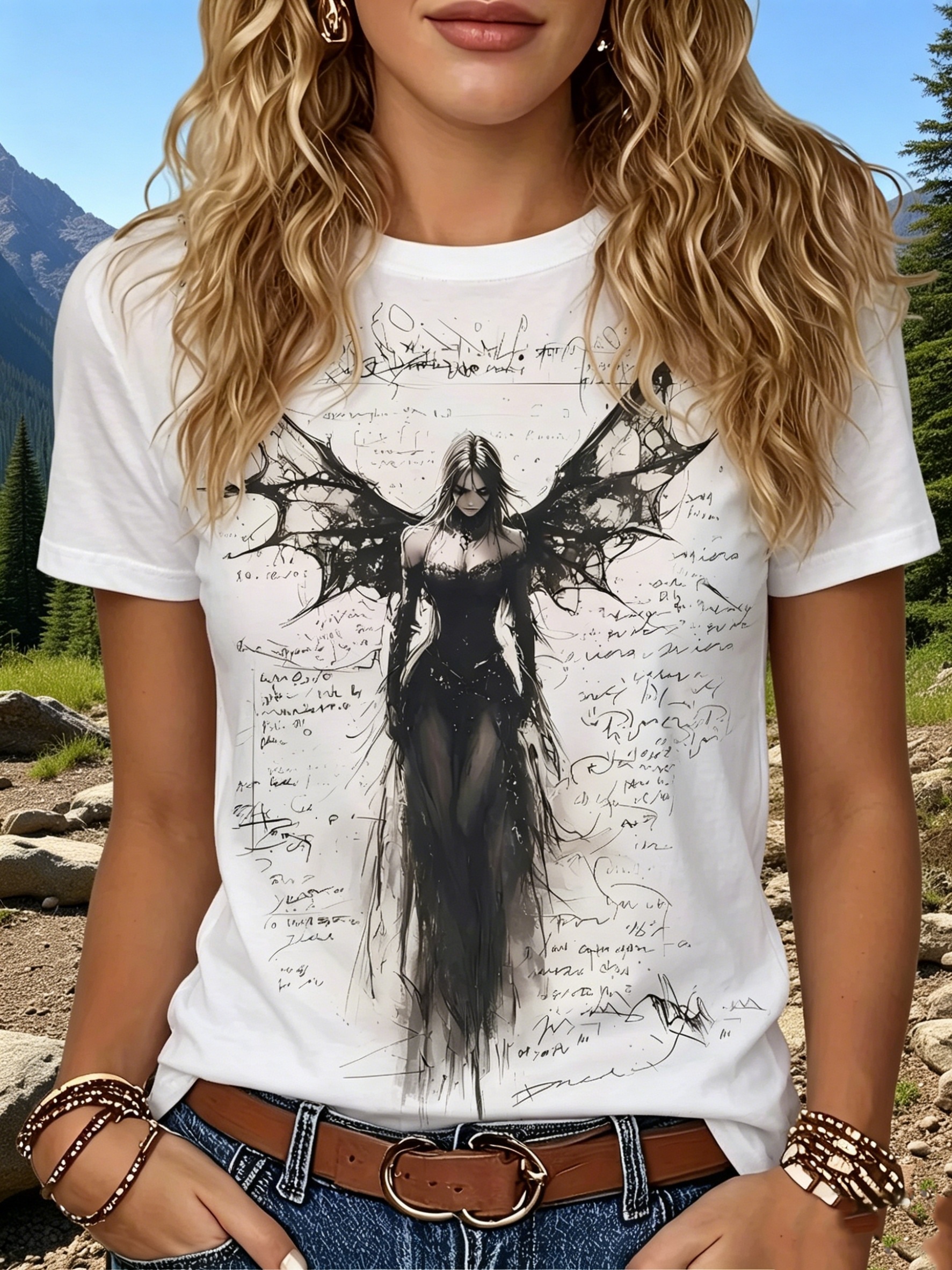 damen t-shirt im dunklen gothic-stil mit  -hintergrund und dunklem engel-print, rundhalsausschnitt, kurze ärmel, mit vintage-handschreibhintergrund und elementen von gefallenen engeln. dieses trendige top ist einzigartig und cool.