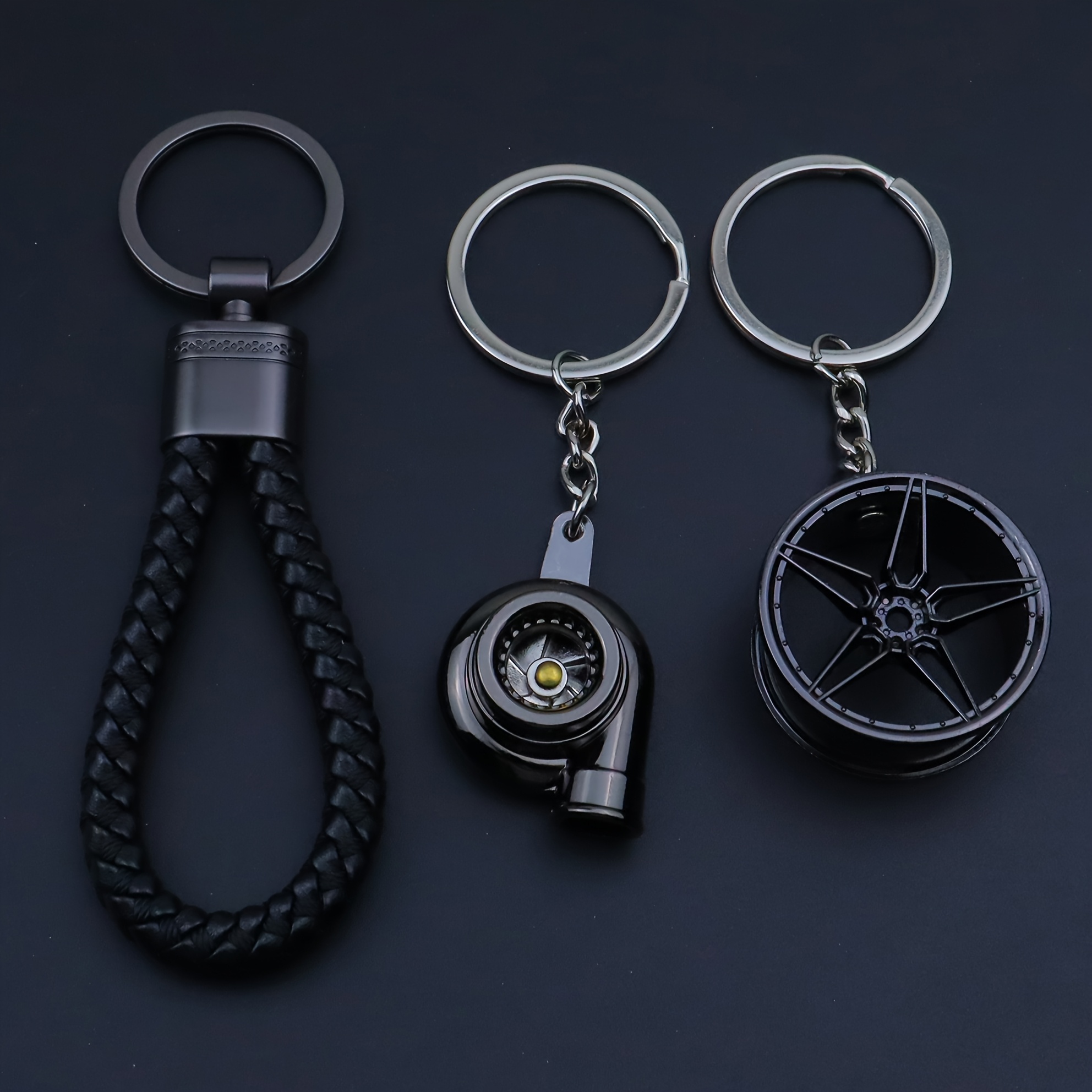 E-shop 3-teiliges kreatives -Schlüsselanhänger-Set aus Zinklegierung, mit Turbolader-, Radnaben- geflochtenem Lederband-Design,
