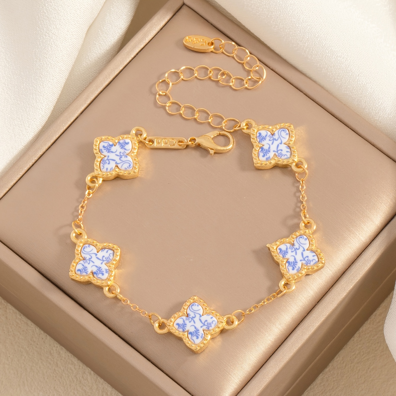 TEMU A Fashionable Retro And White Porcelain Patterned Clover Women's Bracelet