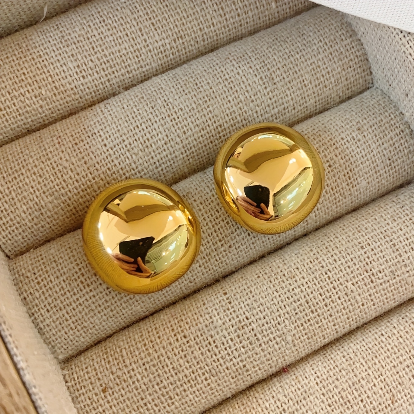 A Pair Of Easy, Elegant, Small Metal Round Stud Earrings For Women, Suitable For Festivals, Birthdays, Dates, Parties, Vacations, Shopping, And Daily Commuting Additions