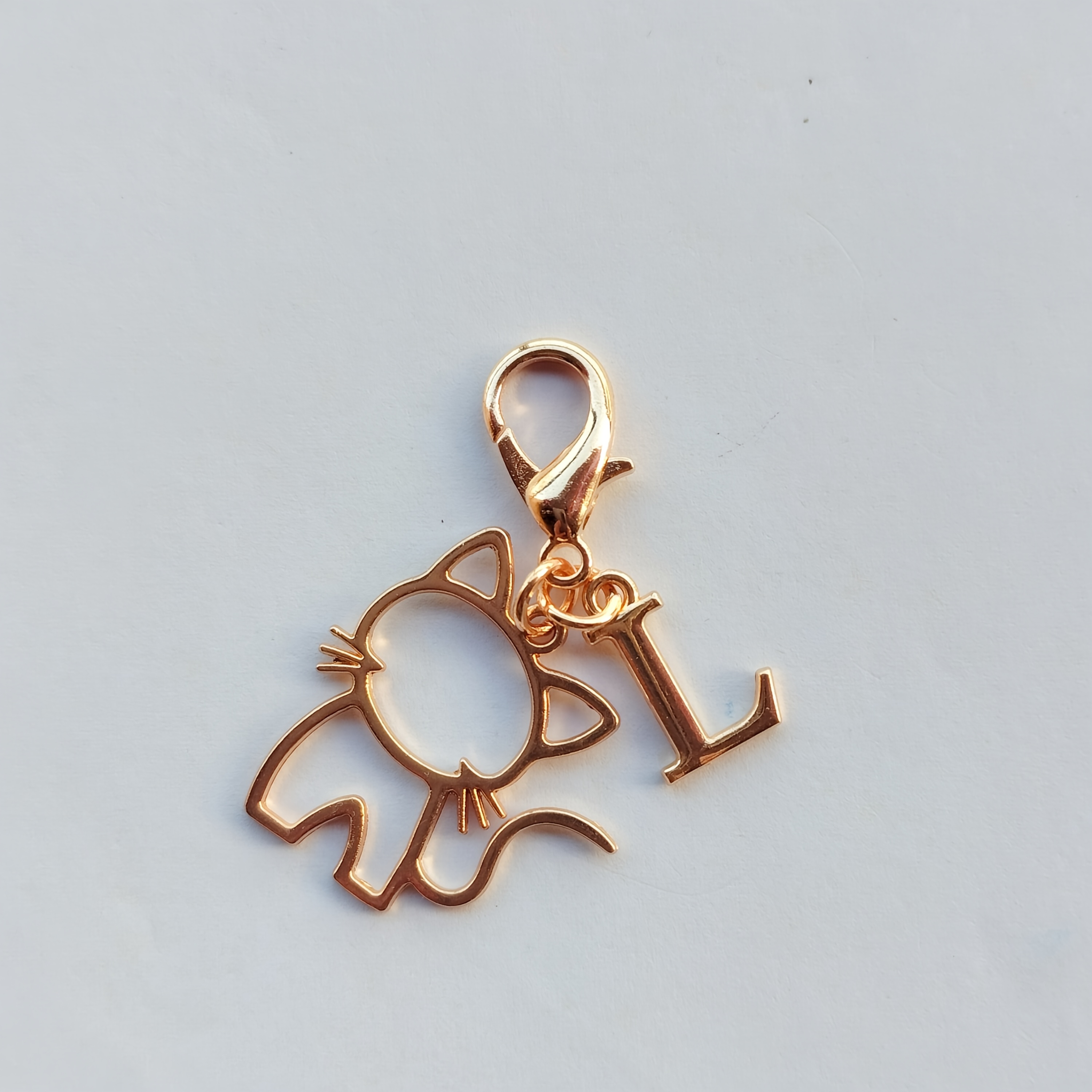 TEMU A New 1pc Cat-themed Keychain With Letter Tags, Suitable For Wallets, Document Bags, Backpacks, Luggage, And Car Key Additions. It Makes A Great