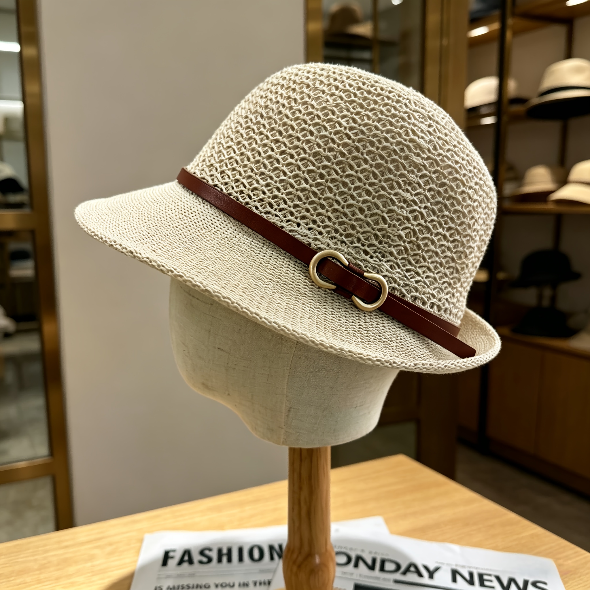 E-shop Eleganter Damen-Strohhut mit Gürteldekor – Atmungsaktiver, hohler Sonnenhut, ein modisches Accessoire für den Sommer | Stilvoller