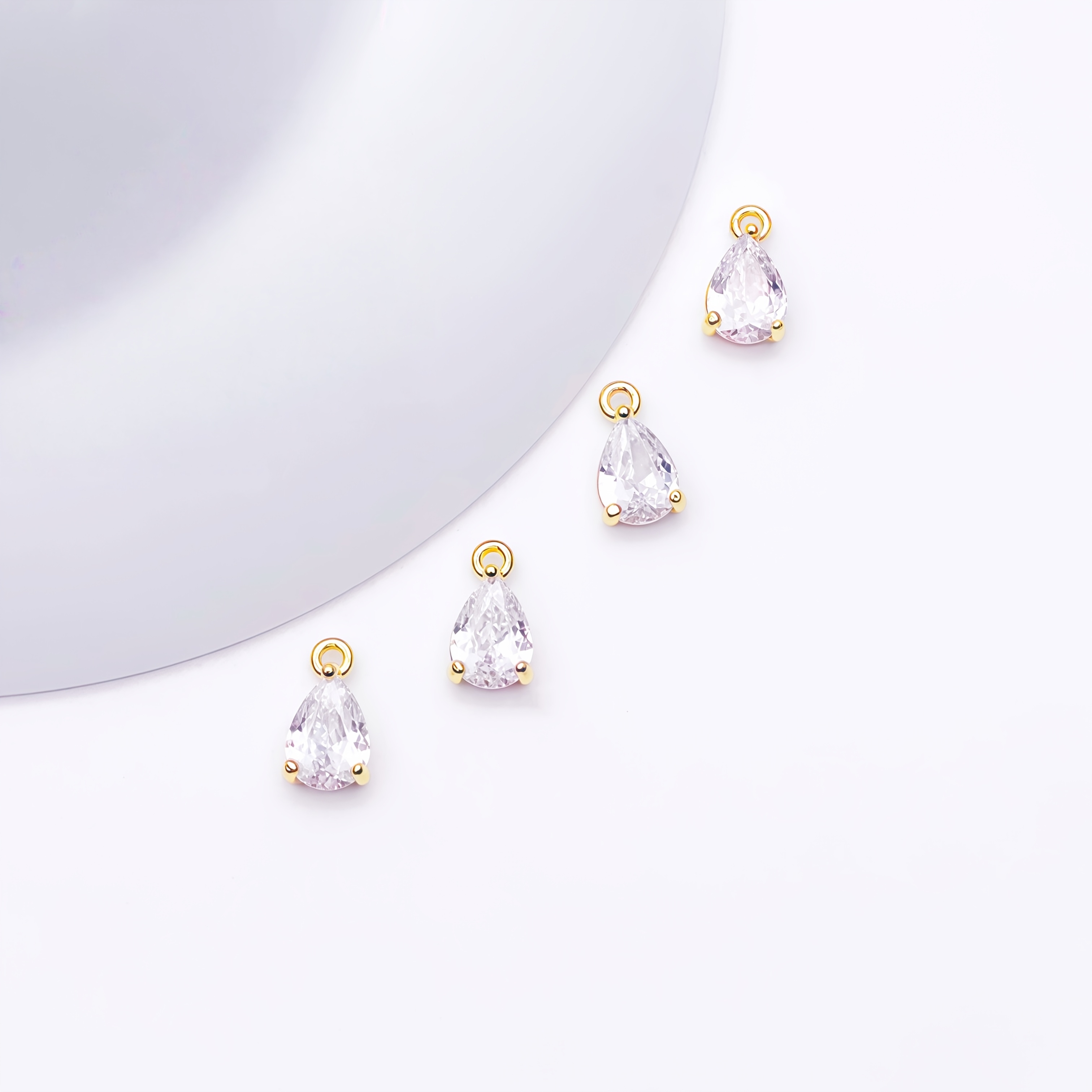 TEMU Un conjunto de colgantes de con forma de , chapados en oro de 14K, que presentan componentes de cobre y piedras de circonita sintética