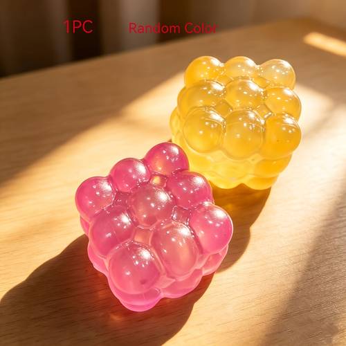 cub de stres cu în nouă compartimente - culori transparente de , ca și ai ține în palmă un ocean de vară și lumina soarelui. privirea lui relaxantă. de mărimea palmei, se potrivește ușor în geantă fără a spațiu. perfect pentru strâns în timpul navetei. culoare aleatorie