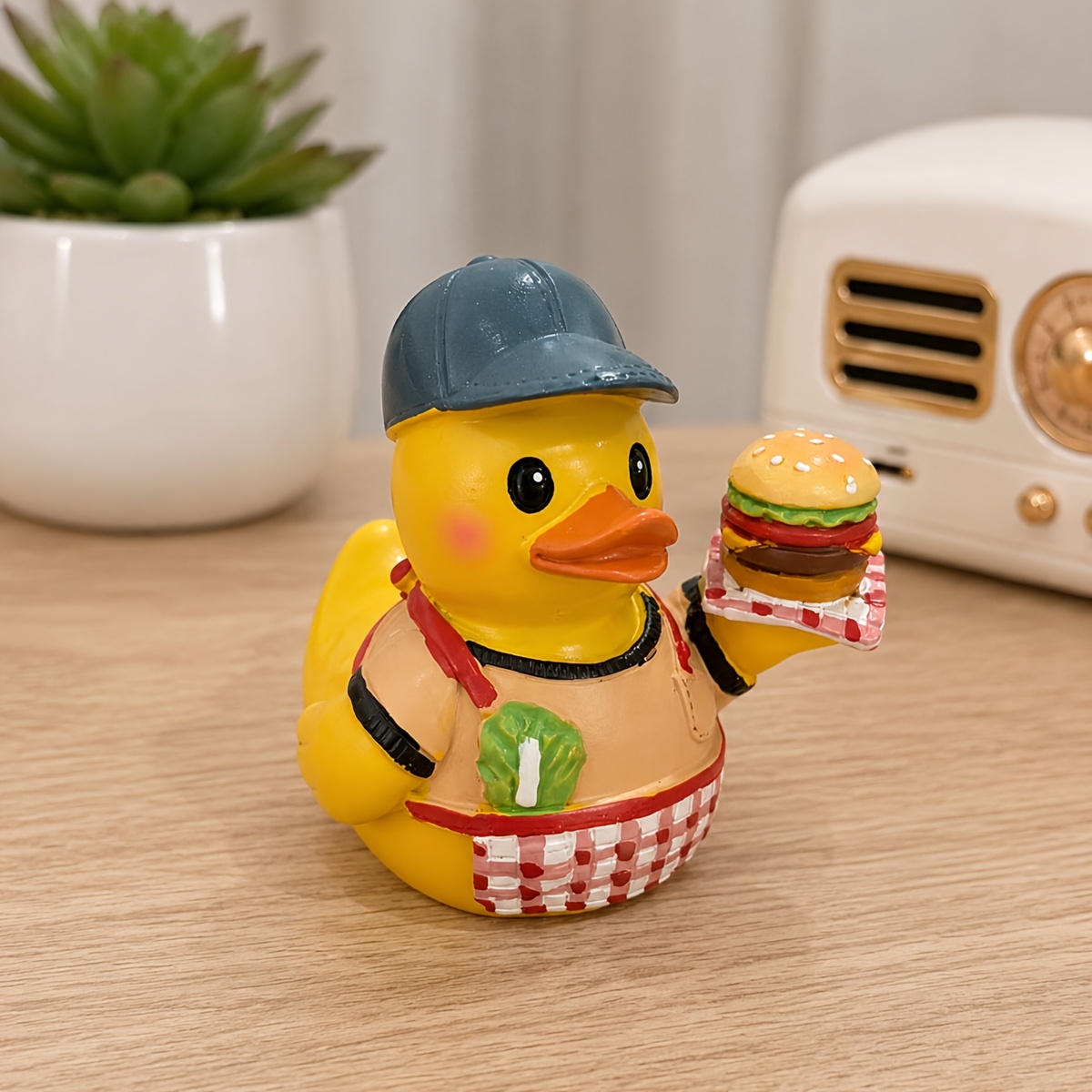 TEMU Harz Schnellrestaurant Lieferung Enten Skulptur, Gelbe Ente mit Hamburger Statue, Niedliche Bauernhof Ente Desktop Ornament, Auto Armaturenbrett
