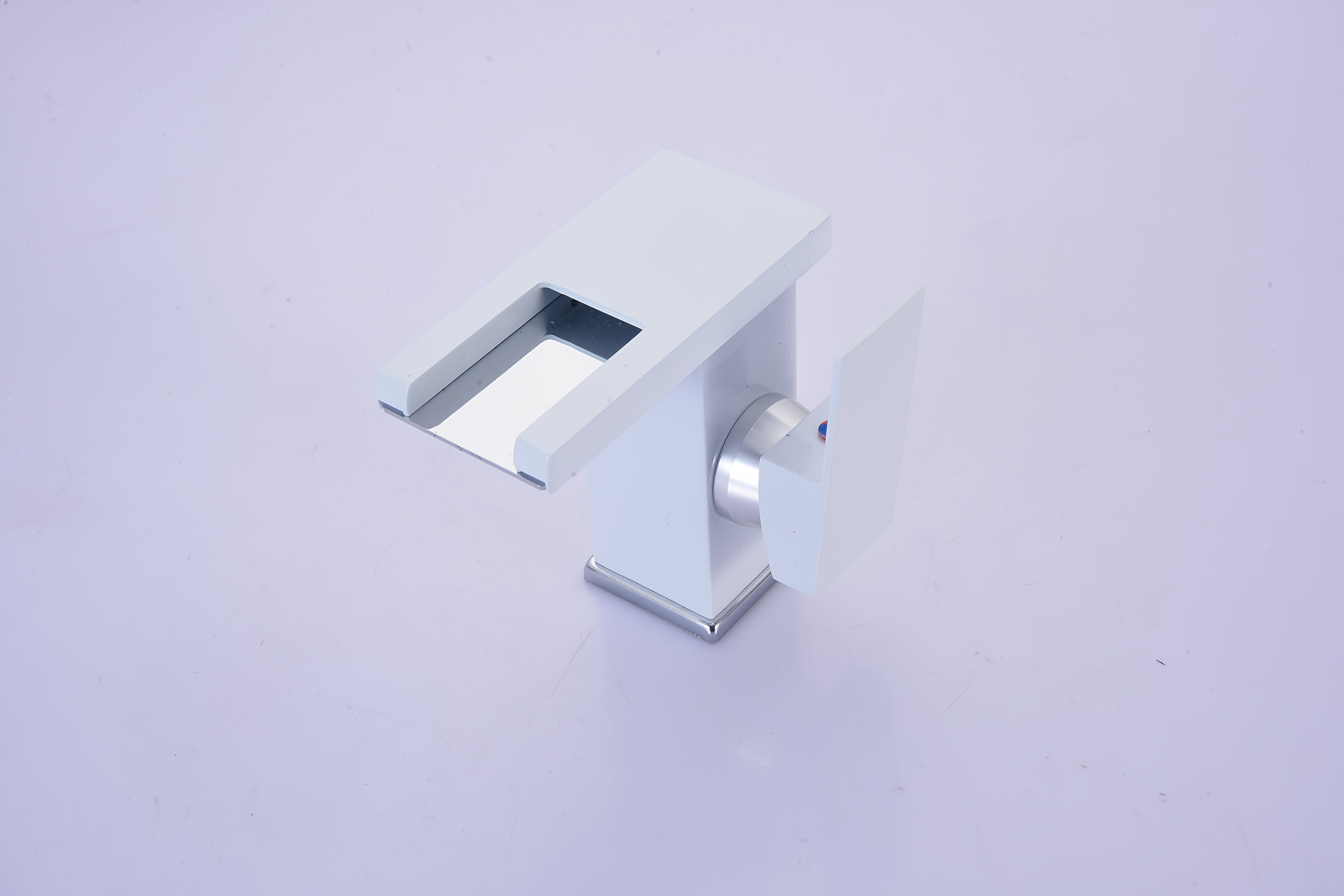 Zlewozmywak z miedzi z oświetlaną kranikiem, zapewniający gorącą i zimną wodę mieszankę do domowych łazienek, z funkcją regulacji temperatury i trójkolorowym designem zmieniającym kolor.