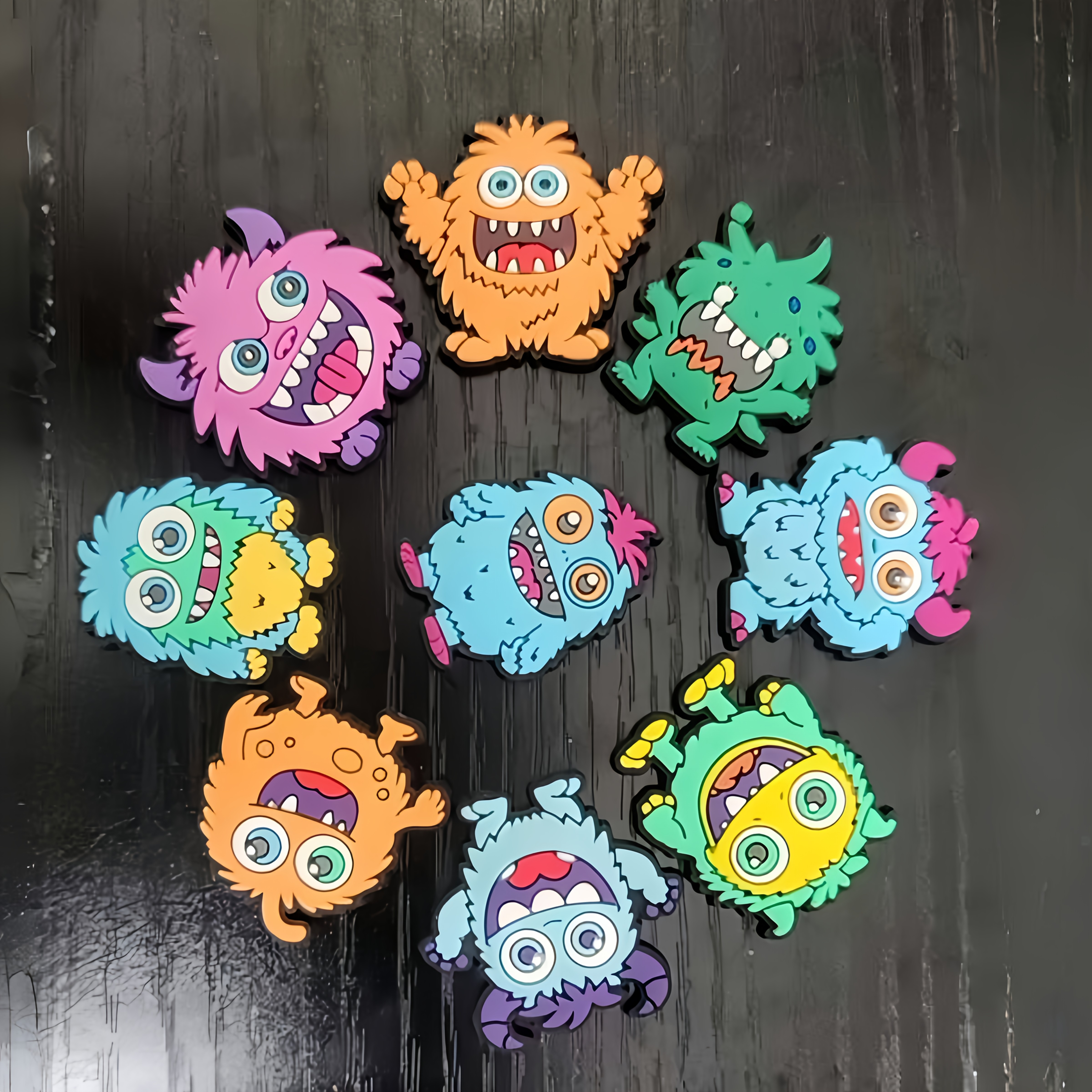 E-shop 9-teiliges Cartoon Kleines Monster Themen-Serie Schuhanhänger Zubehör, geeignet für Armbänder, und Zubehör - Ideales Geschenk für Geburtstage,