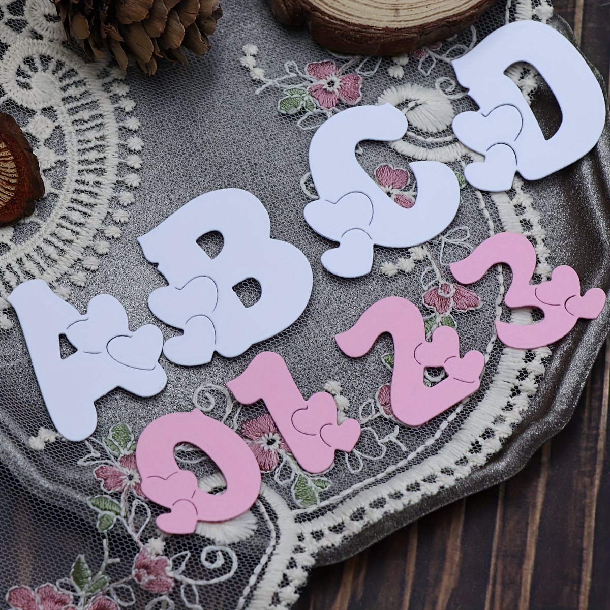 

Ensemble de lettres majuscules de l'alphabet A-Z et de chiffres 0-9 en métal avec motif de cœur pour le scrapbooking et l'embossage