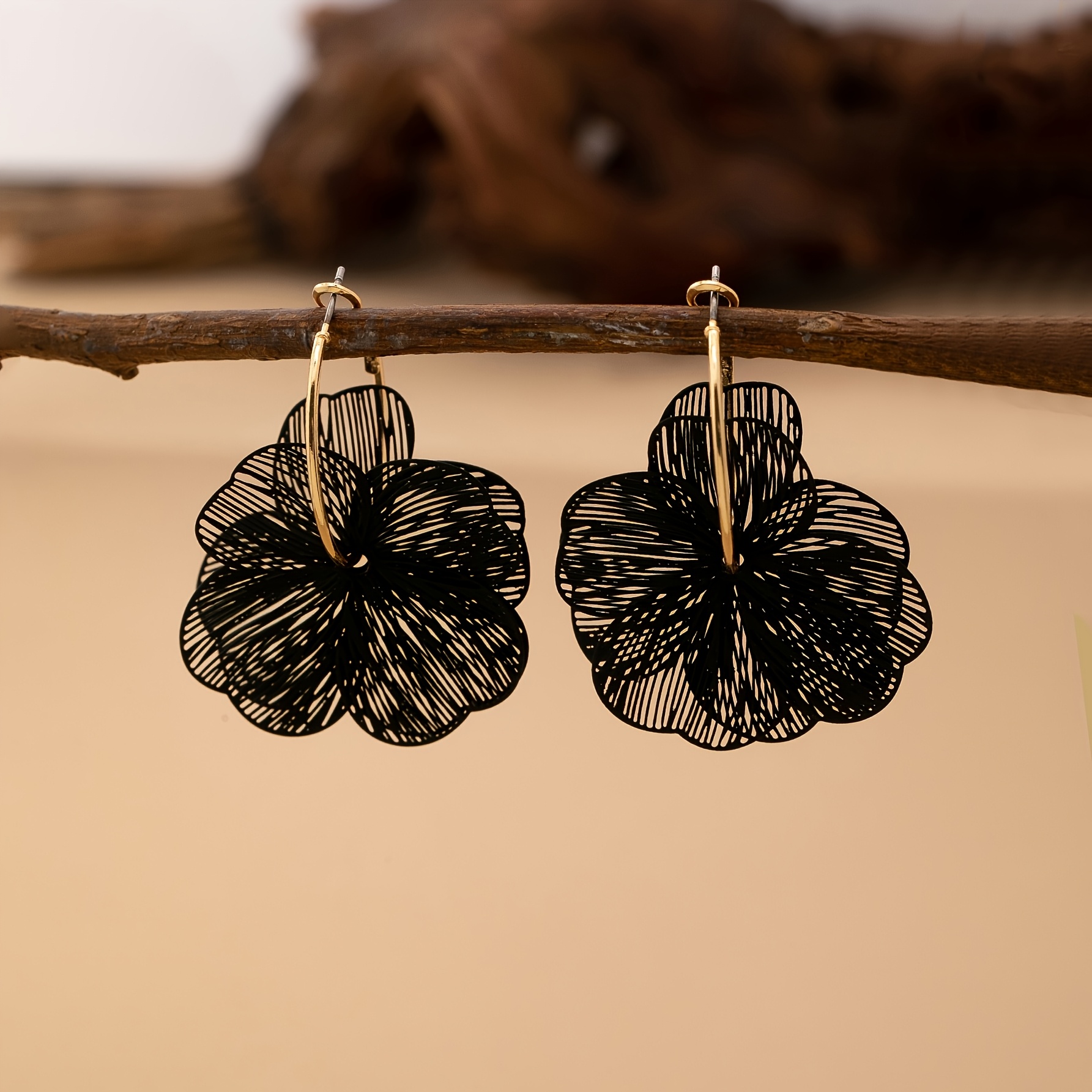 Image of A Pair Of Bohemian Elegant Hollow-out Petal Flower Pendant Simple Creative Women's Fashion Hoop Earrings, Suitable For Daily Wear, Vacation, And Gift