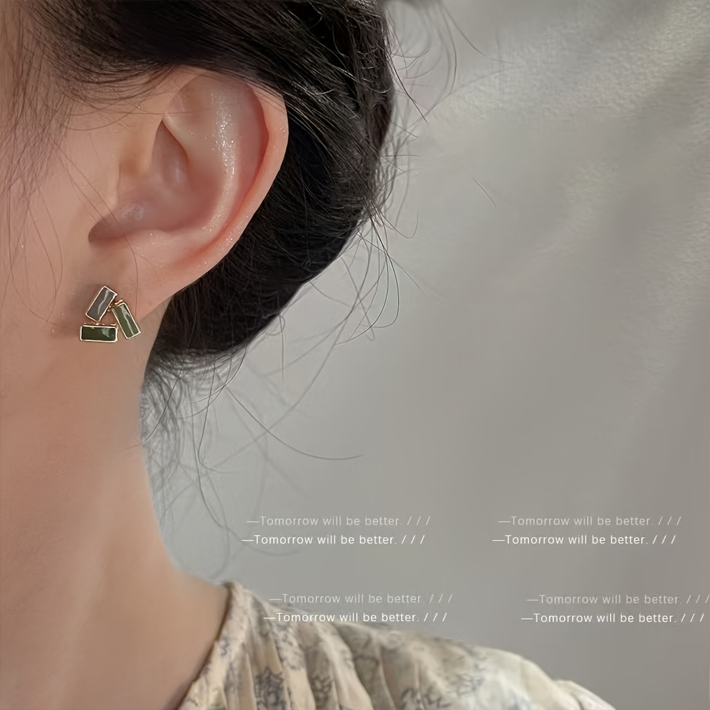 E-shop Ein Paar trendige, geometrische 3D-Ohrringe für 2025 mit einem frischen Design, das einzigartig und elegant wirkt.