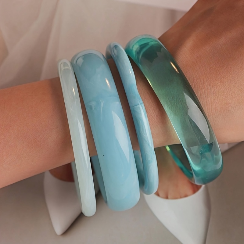 E-shop Ein Set aus vier stylischen und eleganten blauen Harzarmbändern, für den täglichen Gebrauch, Urlaub, Partys, Dates, Fotografie, Shopping und