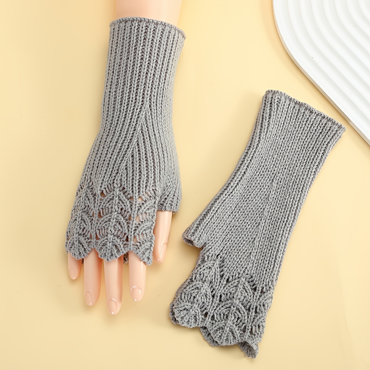 Women's Autumn/Winter Short Fish-Scale Gloves