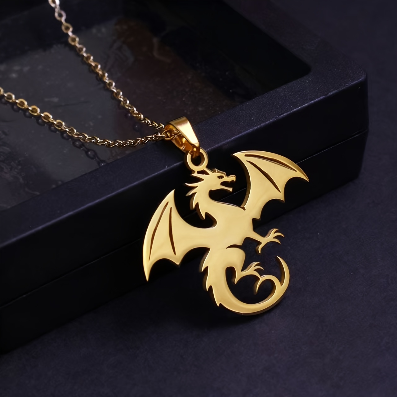 TEMU Un collier ptérosaure élégant en acier inoxydable avec placage plaqué or , design gothique , bijou de cou personnalisé en métal