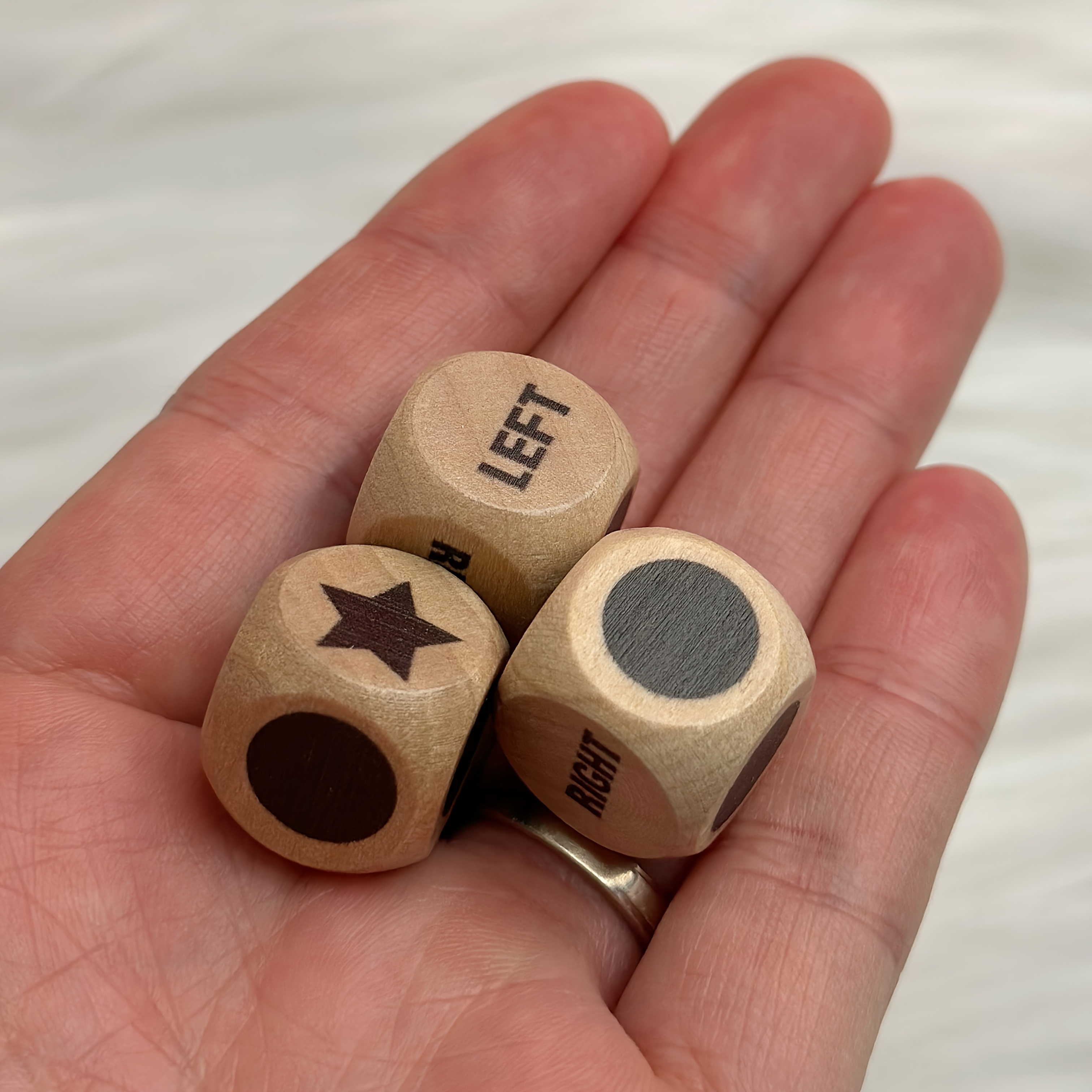 

3pcs Set Of Wooden Center Game Dice, 16mm Standard 6-sided, Non Electric, Feather Free, With Strap Bag For And Transportation