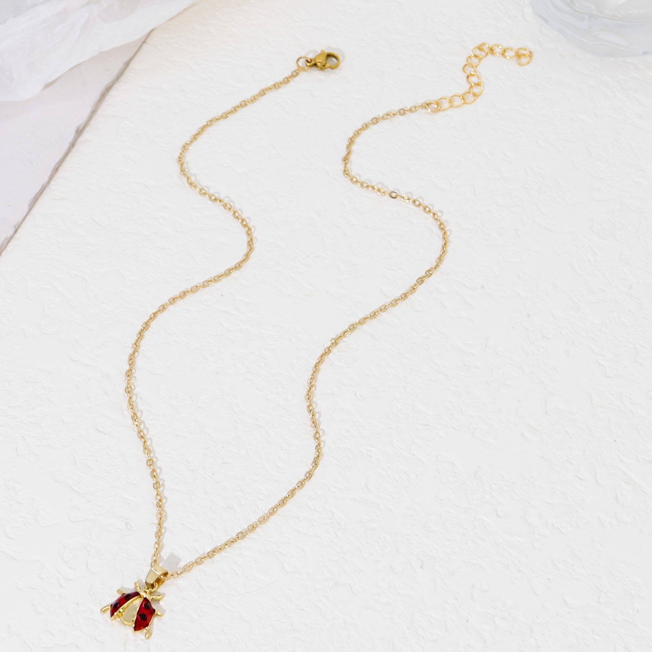 E-shop Eine stilvolle Halskette mit einem bezaubernden Marienkäfer-Anhänger, für Partys, Zusammenkünfte oder als Schmuck für den