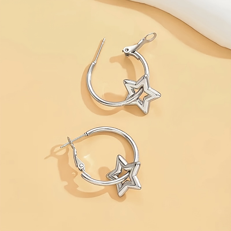 E-shop Edelstahl Goldplattierte Kreisohrringe mit Fünfzackigem Stern, Modischer und Einfacher Stil, Ringohrringe
