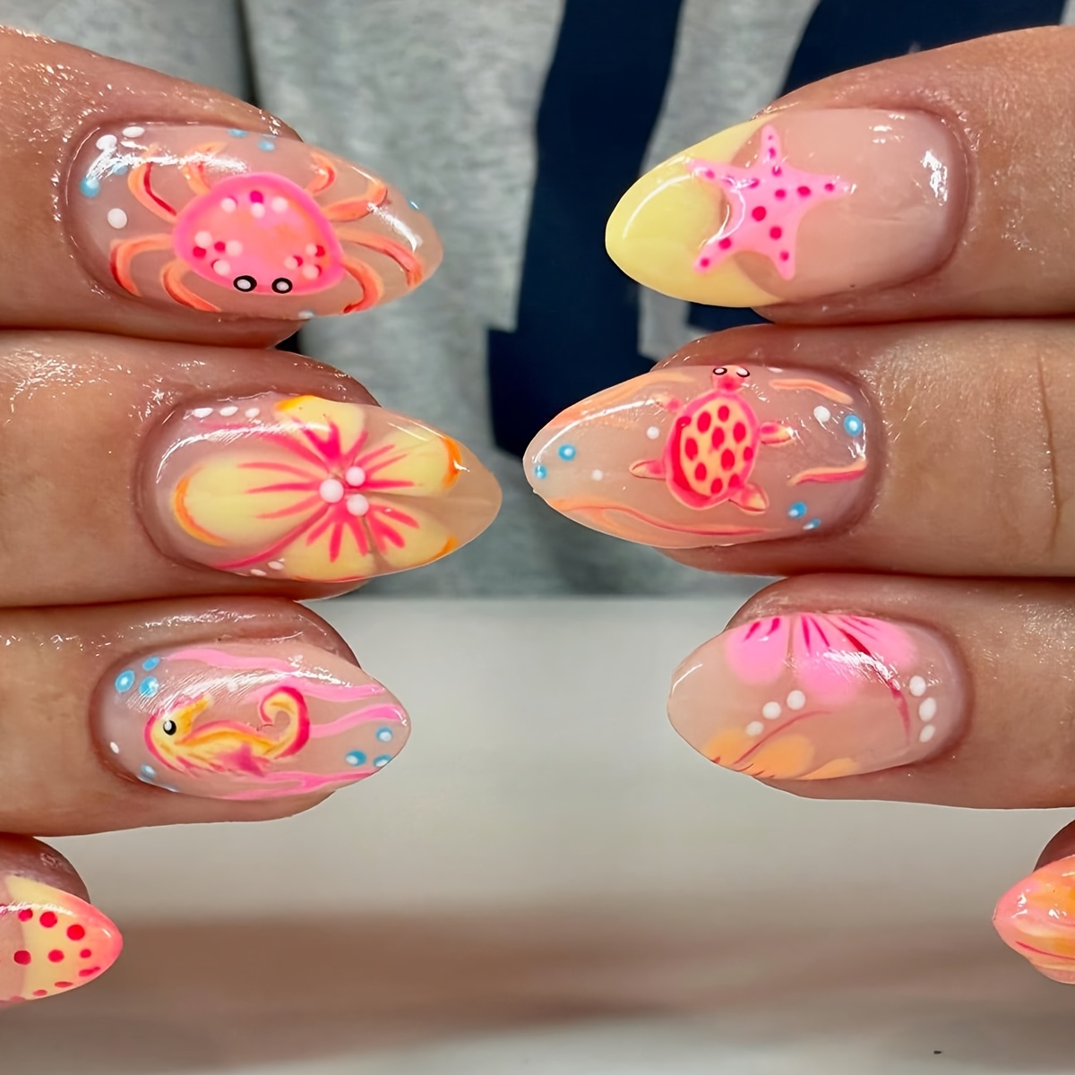 24pcs Gorgeous Shaped Short Press-on Nail Pieces, Featuring Patterns Such As Crabs And , With Bright Fake Nails That Look Very Beautiful And Suitable For Daily Wear. With Wearing Tools