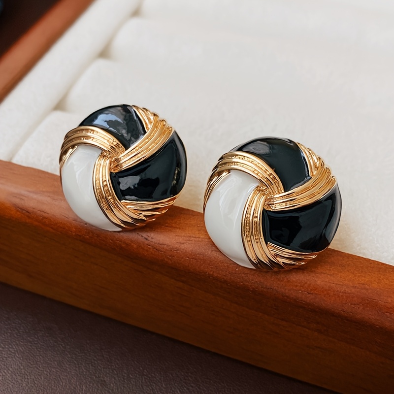 1 Pair Black And White Contrast Round Stud Earrings Suitable For Women' Or Banquet Wear