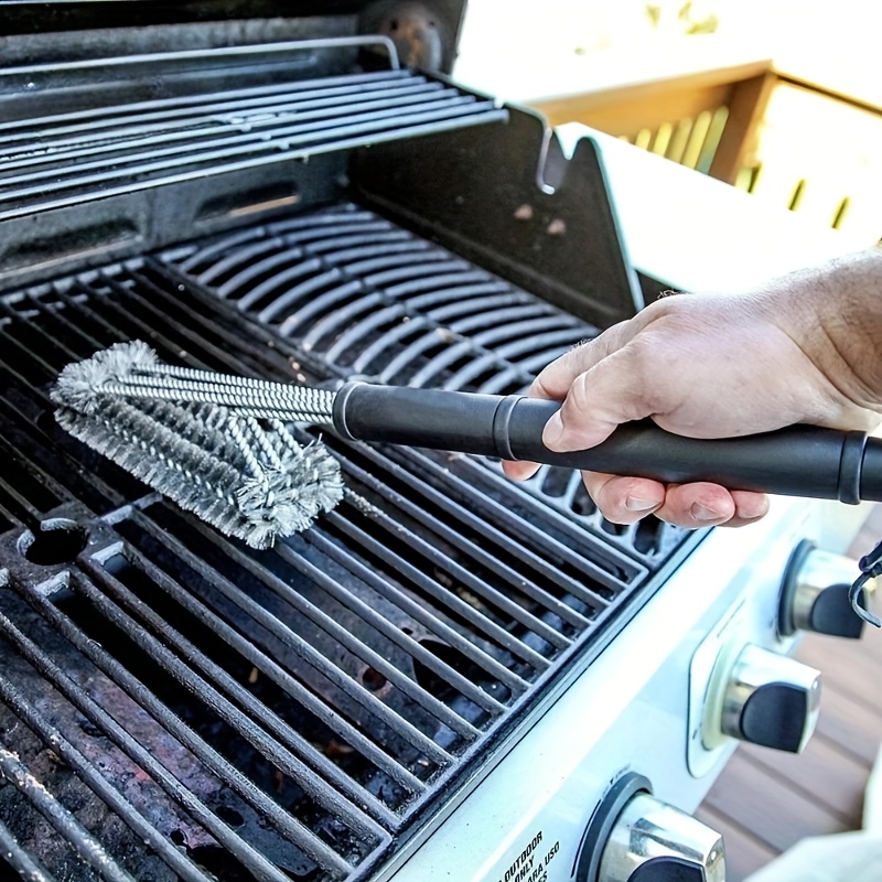 

Brosse de nettoyage pour grill à 360° : Brosses en acier inoxydable en 1, , Construction solide, Recommandée pour tous les types , Élimine rapidement les résidus brûlés !