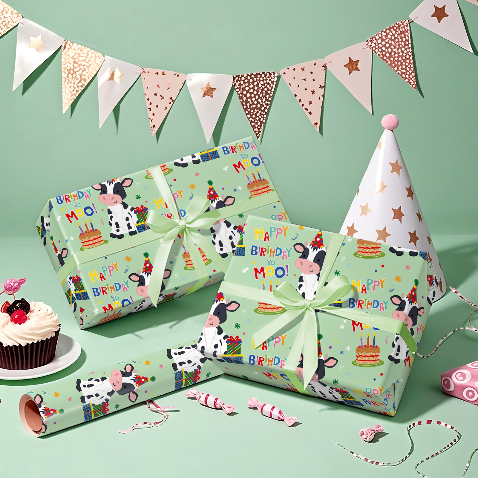 E-shop 1 Rolle Geburtstags-Geschenkpapier mit süßer Kuh | Hellgrüner Hintergrund mit Hut tragender süßer Kuh & Kuchen, buntes Buchstabenmuster – Ideal
