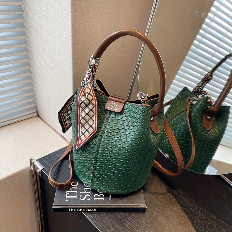 Elegant Women's Woven Bucket Bag