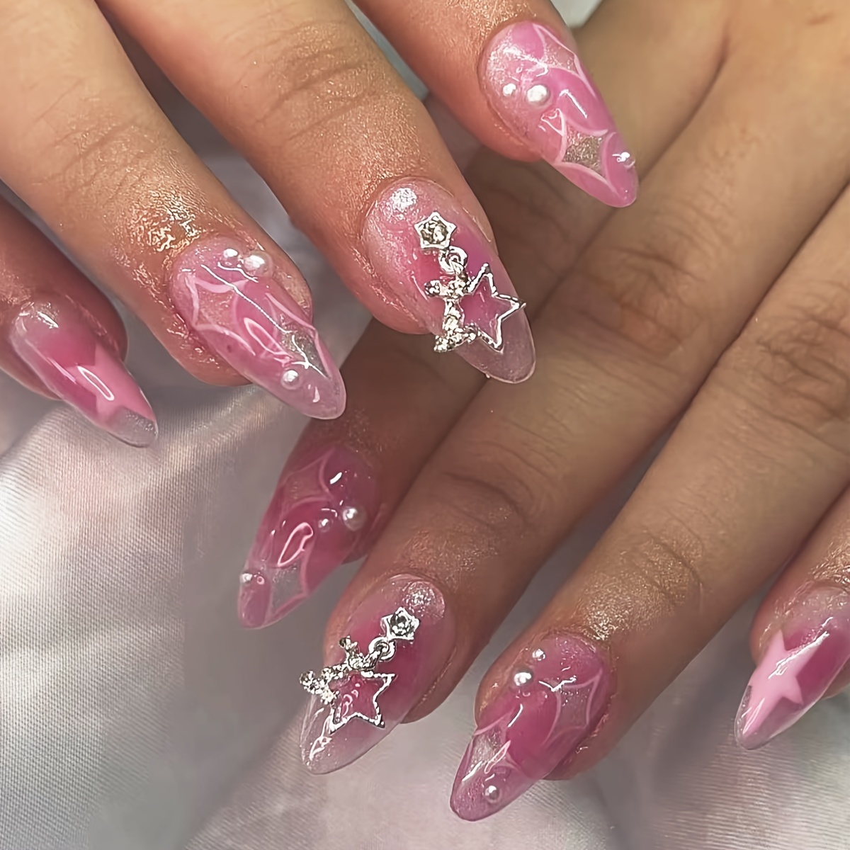 

24 faux ongles roses en forme d'amande avec des breloques étoiles et un design pop art, des formes d'ongles à finition brillante, longueur moyenne - Faux ongles d'inspiration Y2K pour femmes et filles