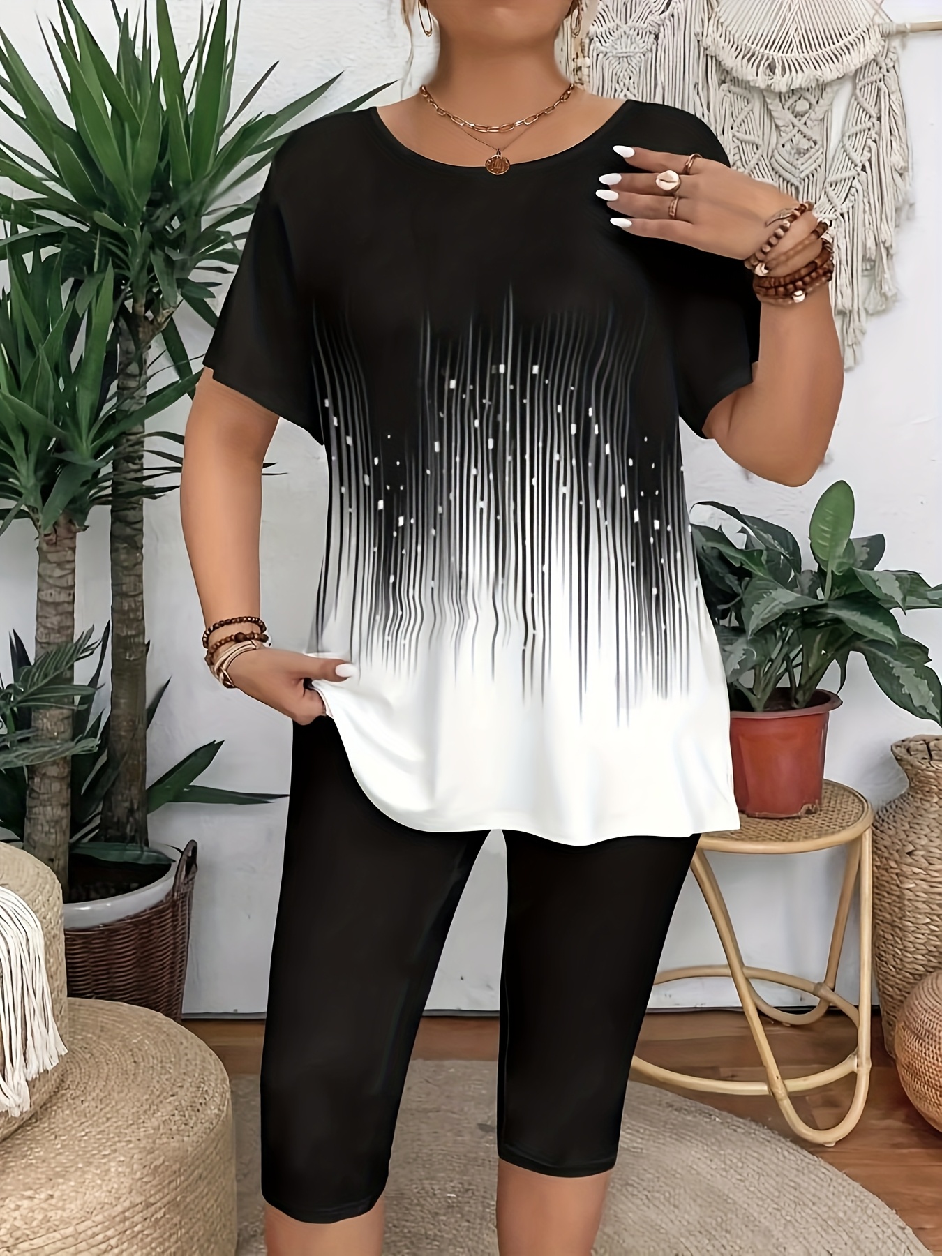 Elegant Plus Size Crew Neck T-Shirt with Floral Print - Soft Medium Stretch Fabric, Short Sleeve Top for Women, Casual Wear, All Season Tee|Floral Print Top|Comfortable Fit, Plus Size Clothing