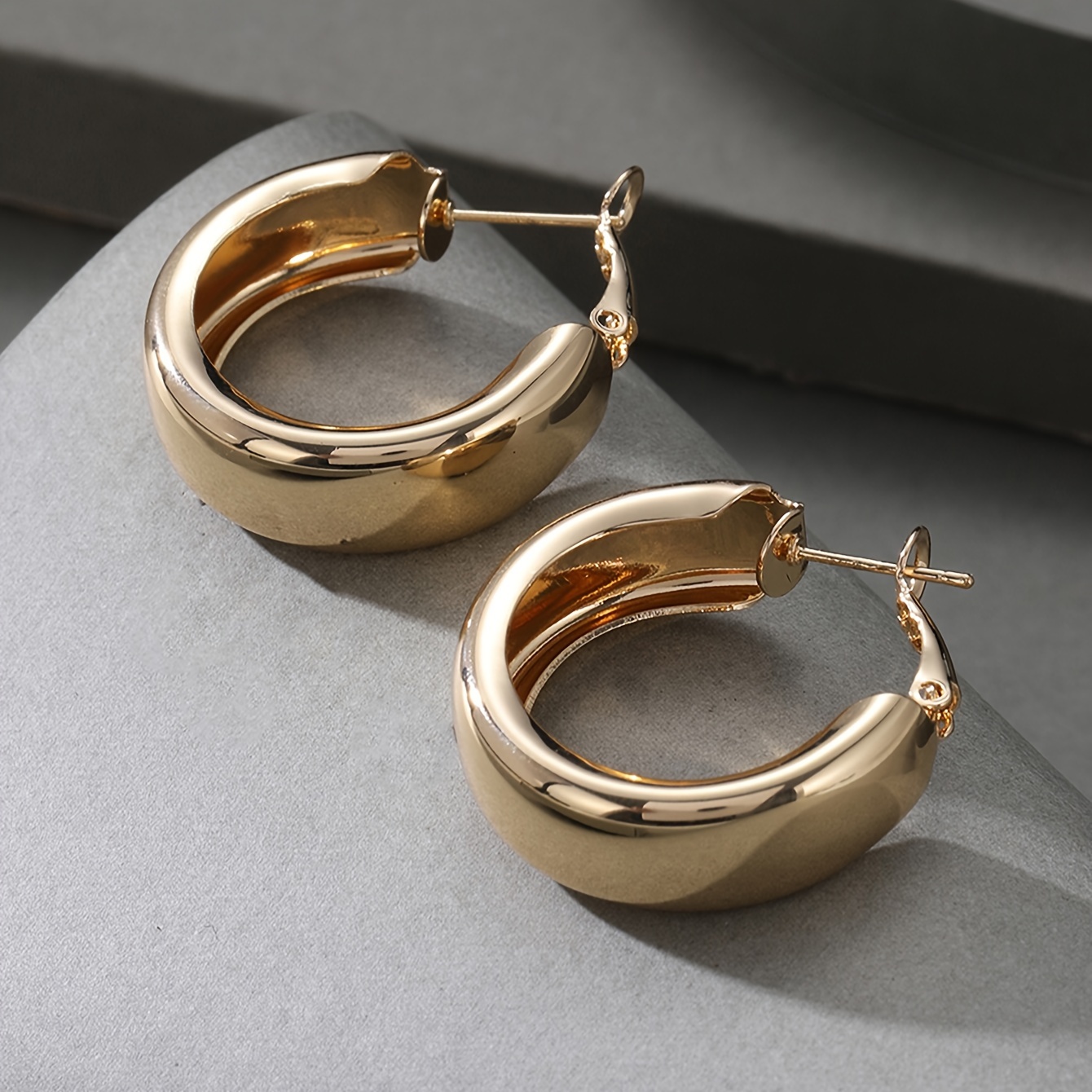 A Pair Of European Fashion Minimalist Metal Hoop Earrings For Women, For Holidays, Birthdays, Dates, Balls, Banquets, Weddings, Parties, Vacations, Shopping, Business, Daily Accessories