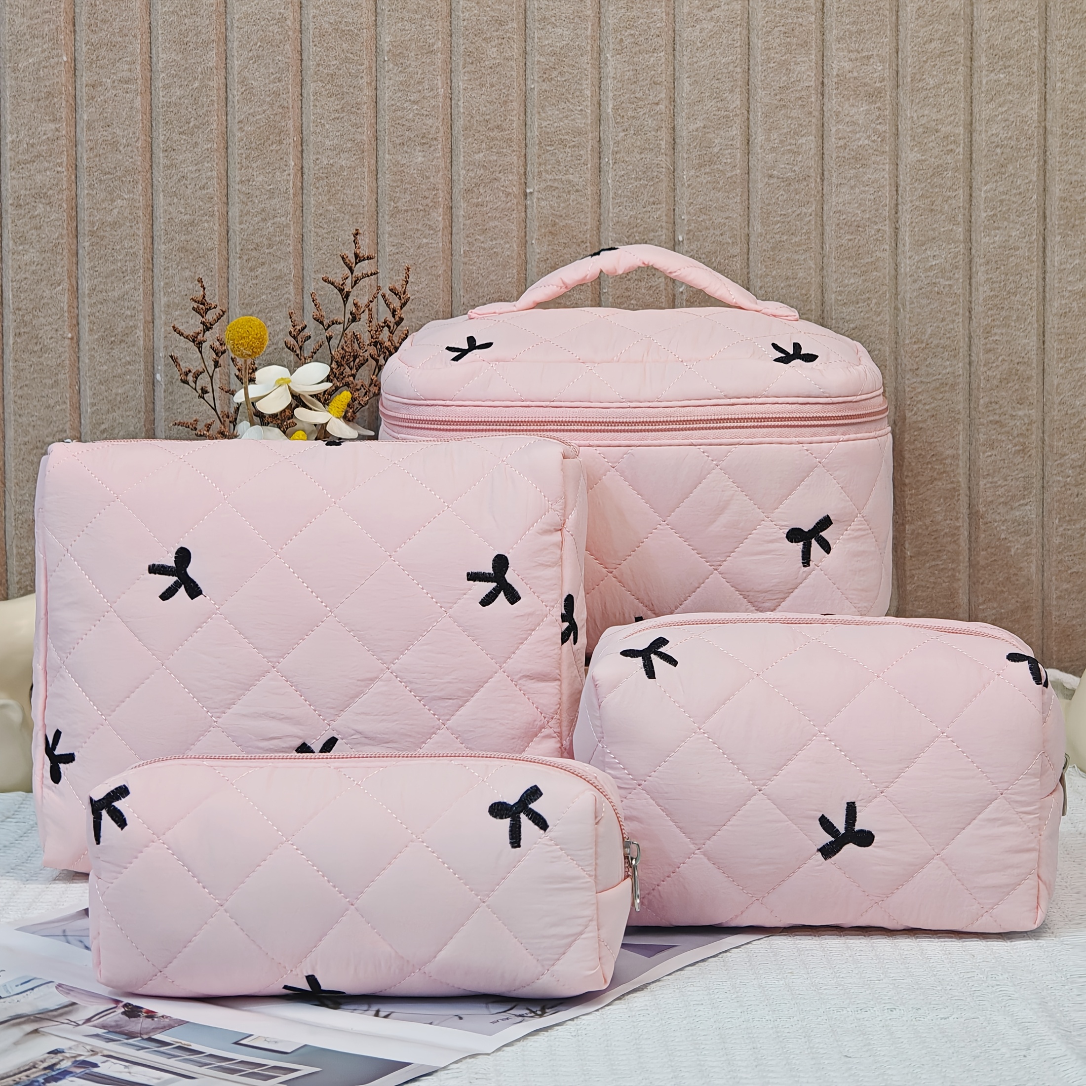 E-shop Stylische gesteppte Schminktasche mit Schleife, eine modische und tragbare Aufbewahrungslösung. Diese multifunktionale Tasche bietet viel Platz