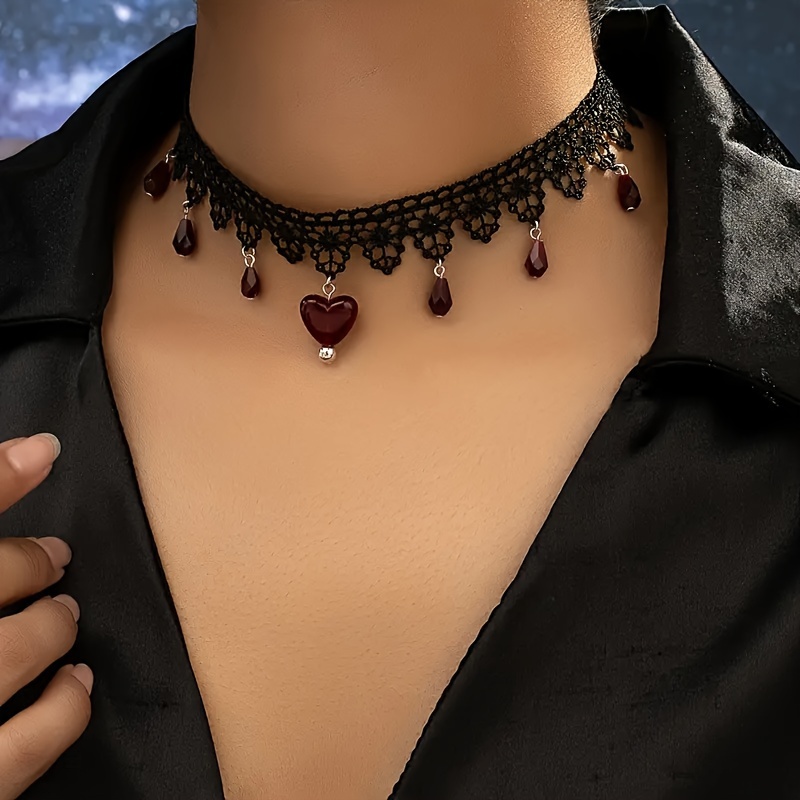 

Collier Ras du Cou en Dentelle Noire d'Inspiration Vintage Boho-Chic avec Perles Rouges & Breloques Cœur - de , Polyvalent pour Tenue Décontractée ou , Bijoux de Tous | Mode | Détails en Dentelle