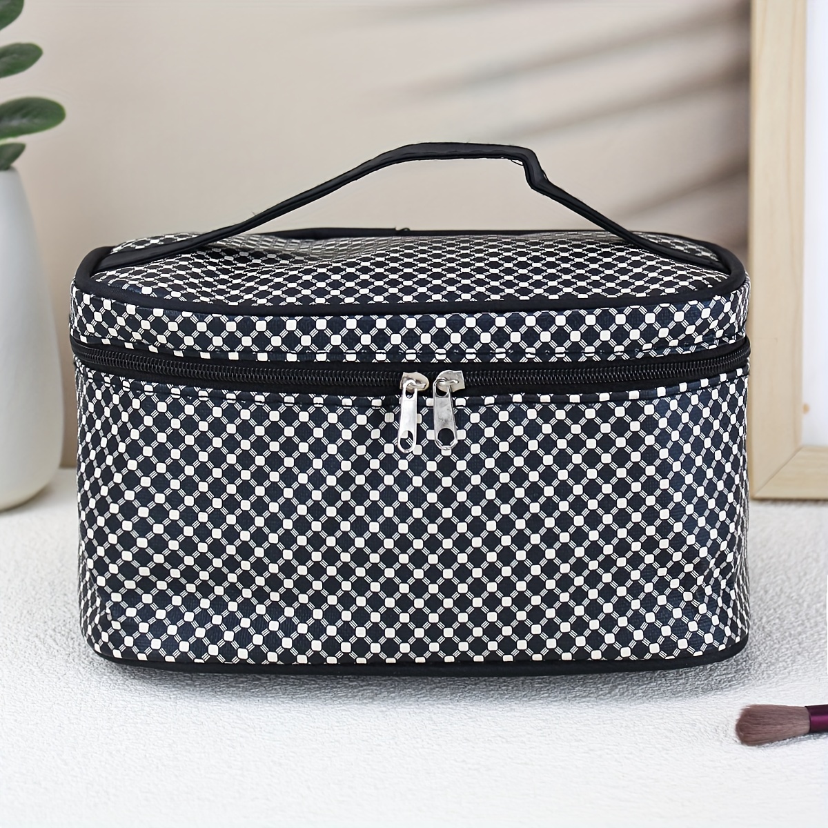 

Portable Makeup Bag, Cosmetic Organizer, Convenient For Home & Travel Daily Use, Black & White Geometric Pattern Design