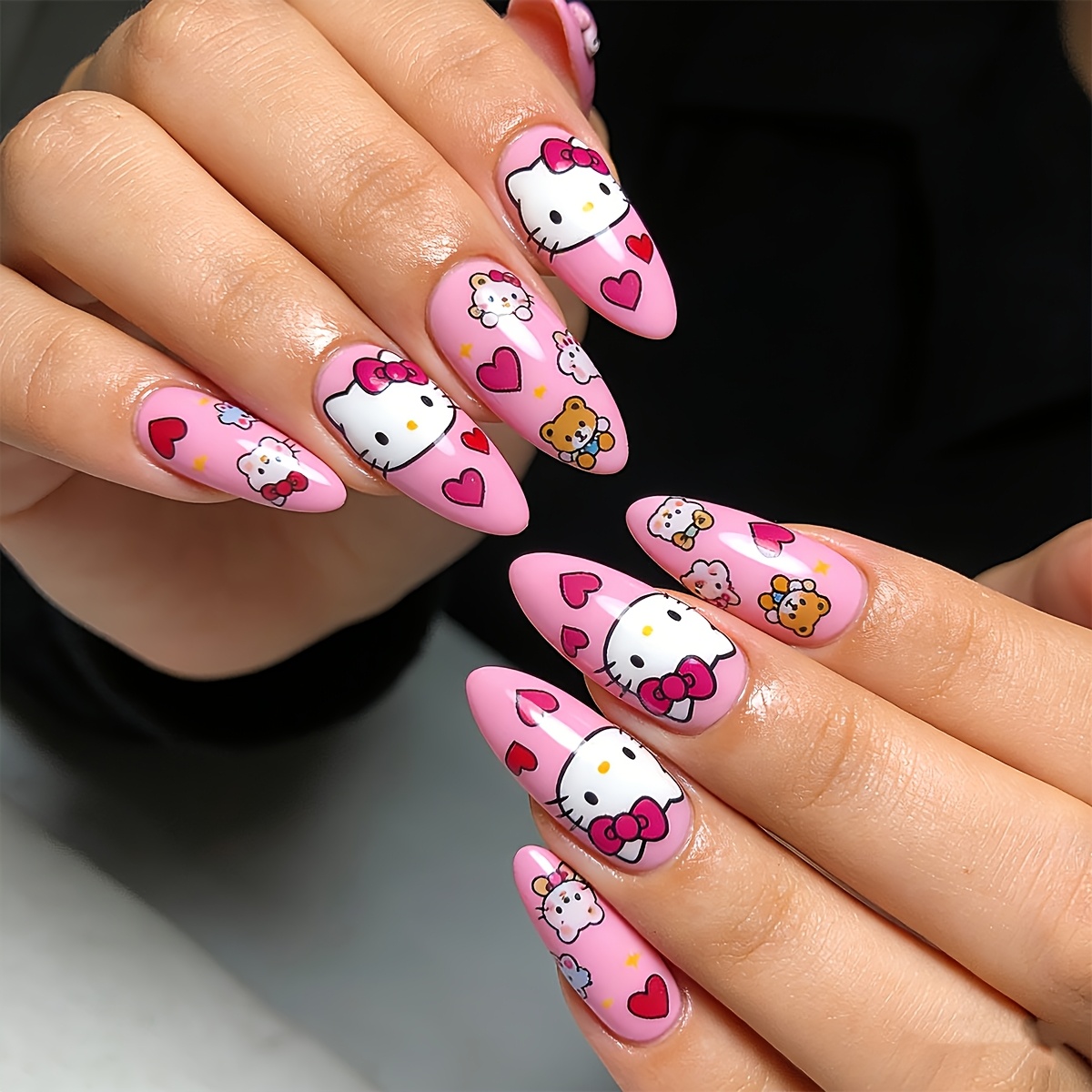 E-shop 24-teiliges Süßes Nagelset in Vollrosa, mit hochgesättigter rosa Basis, , niedlichen Mini-Tieren wie Bären Hasen sowie Herz-Elementen. Dieser