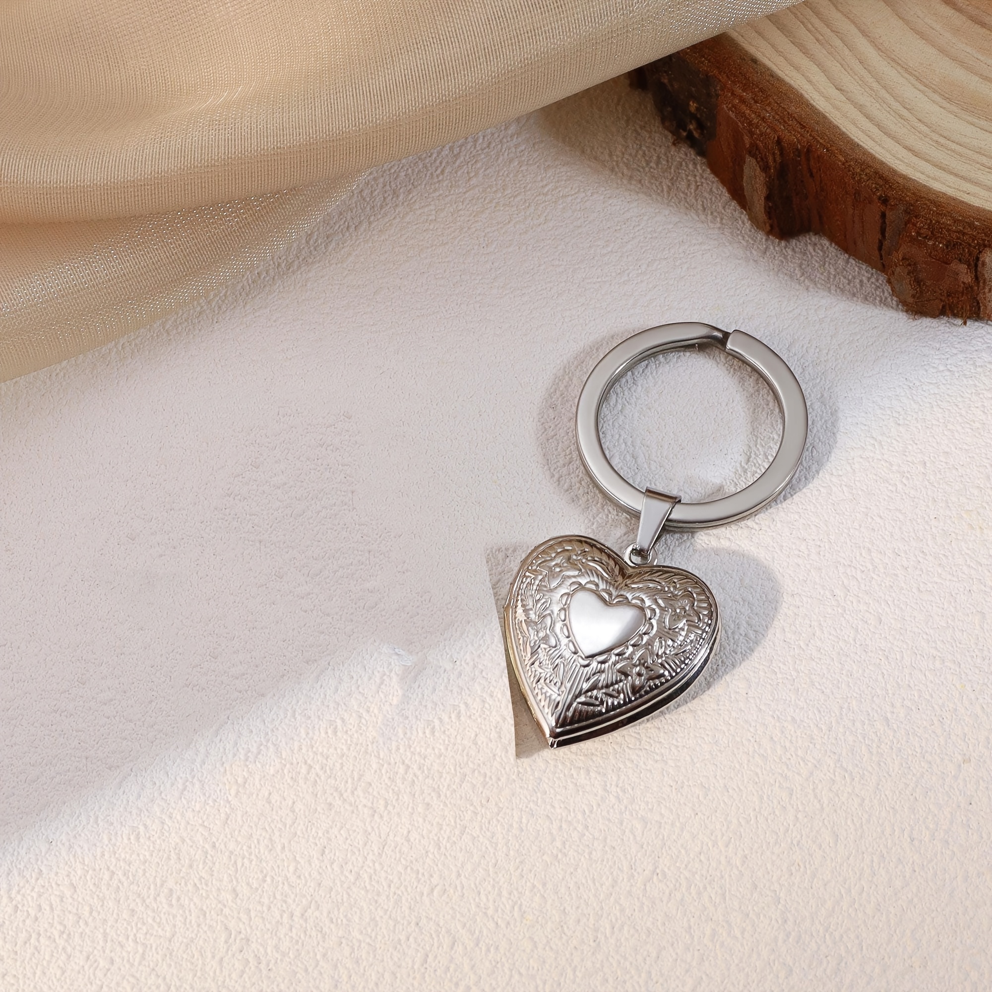 TEMU Photo Heart-shaped Keychain, Flip-cover Love Metal Photo Frame Key , Couple Photo Storage Key Chain, Creative Portable Photo , Car Bag Key