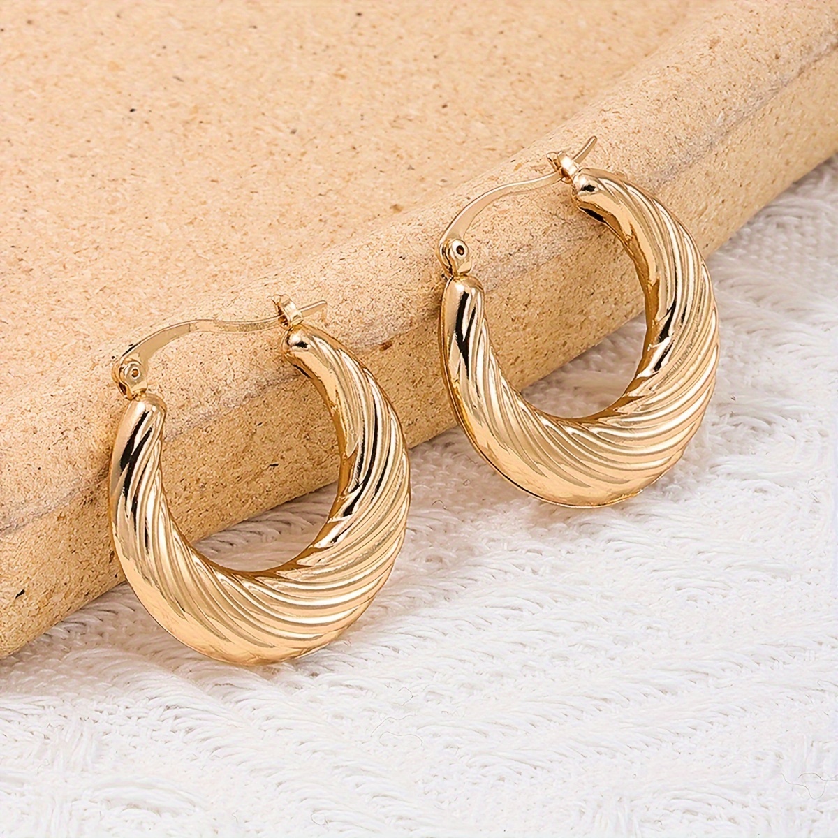 

Boucles D'oreilles En de Cercle Doré, Bijoux En Avec Motif À Rayures, Style Vintage Élégant Aux Tenues Quotidiennes Des Femmes