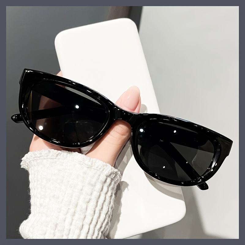 a pair classic designer polycarbonate frame driving glasses for women and men fashion glasses with resin lenses including glasses cloth and storage case Product details 2