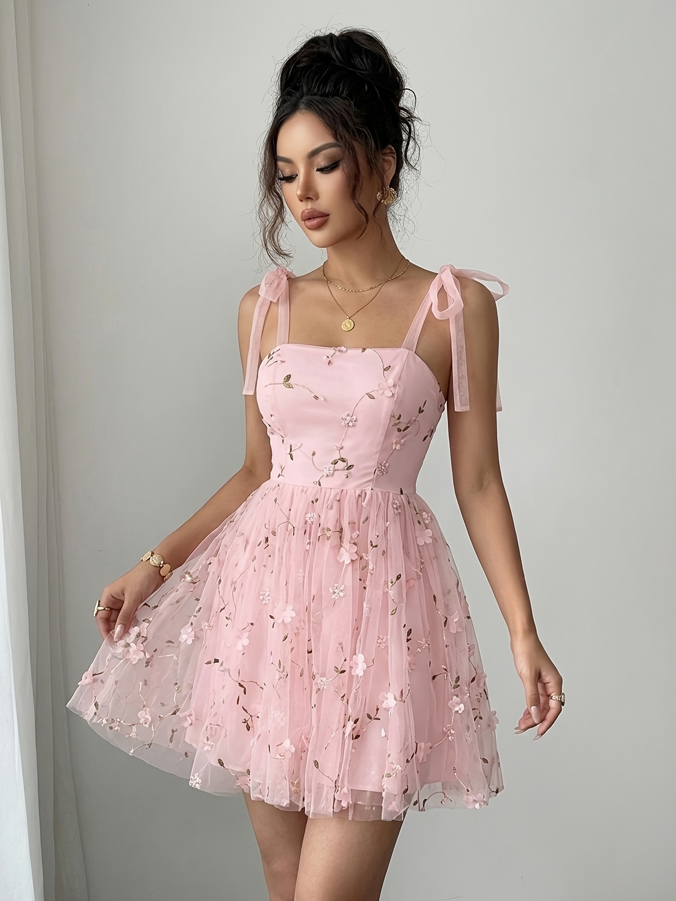 Robe élégante pour femme à ligne droite avec broderie en résille, nœud et bretelles nouées dans le dos - Couleur unie, convient pour les mariages, les fêtes, robe lavable en machine avec col à bretelles fines, polyvalente à ligne droite pour toute l'année