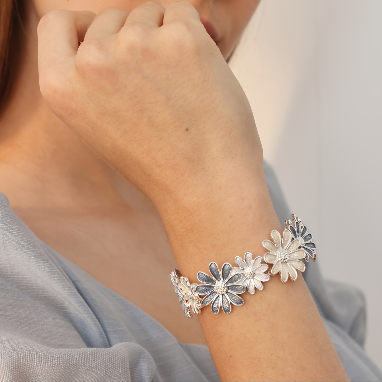 Daisy Delight Boho Stretch Bracelet with Enamel Daisy Flowers