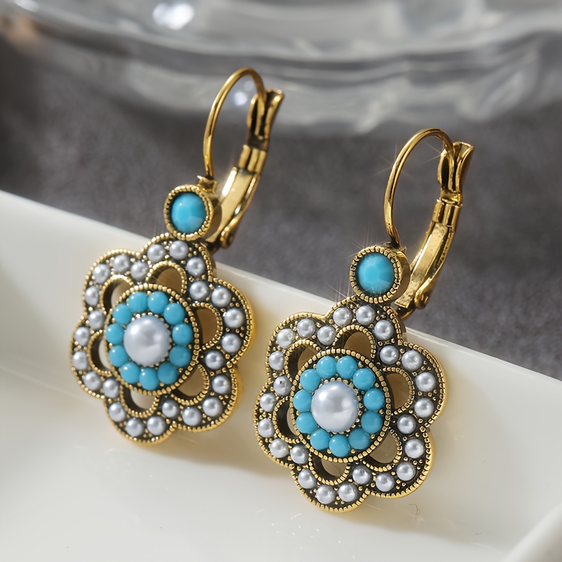 E-shop Retro-inspirierte Ohrringe für Damen, mit unechten Perlen und synthetischen Türkissteinen, gefertigt aus goldenfarbenem Kupfer, als Geschenk für