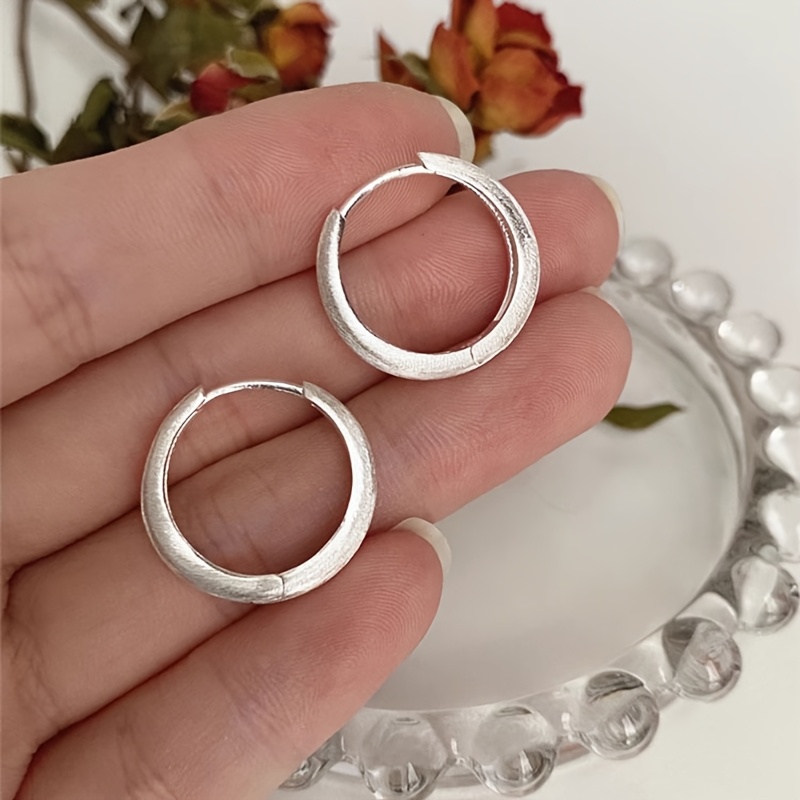 E-shop Ein Paar minimalistische gebürstete matte Creolen für Damen, vielseitig für den täglichen Gebrauch trendige Modegeschenke