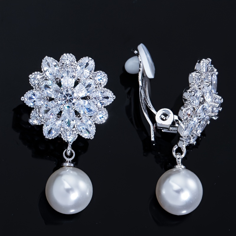 

Boucles d'oreilles à clip avec pendentif fleur étincelante et perle d'imitation, bijoux en cuivre avec zircone incrustée, style élégant et luxueux pour femmes, mariage, fiançailles.