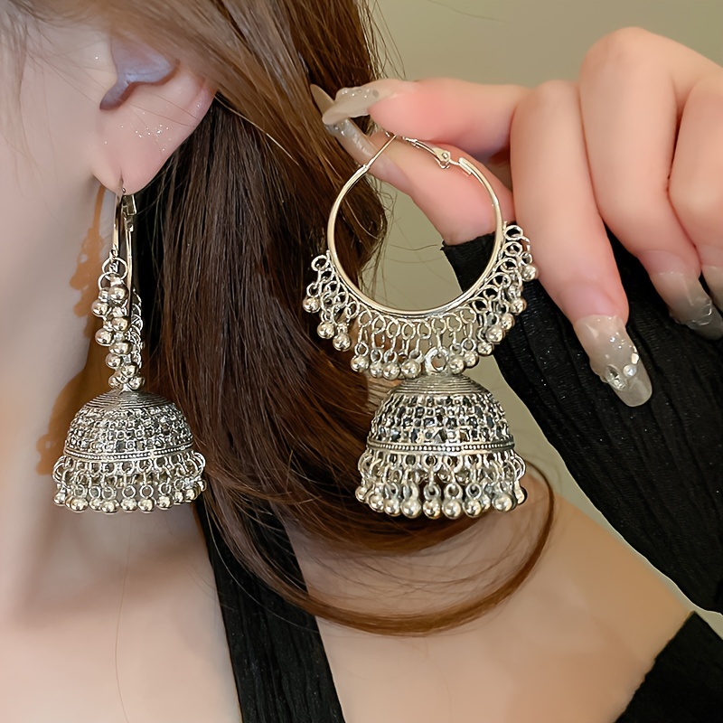 

Pair Of Vintage Light Luxury High-end Round Hollow Earrings