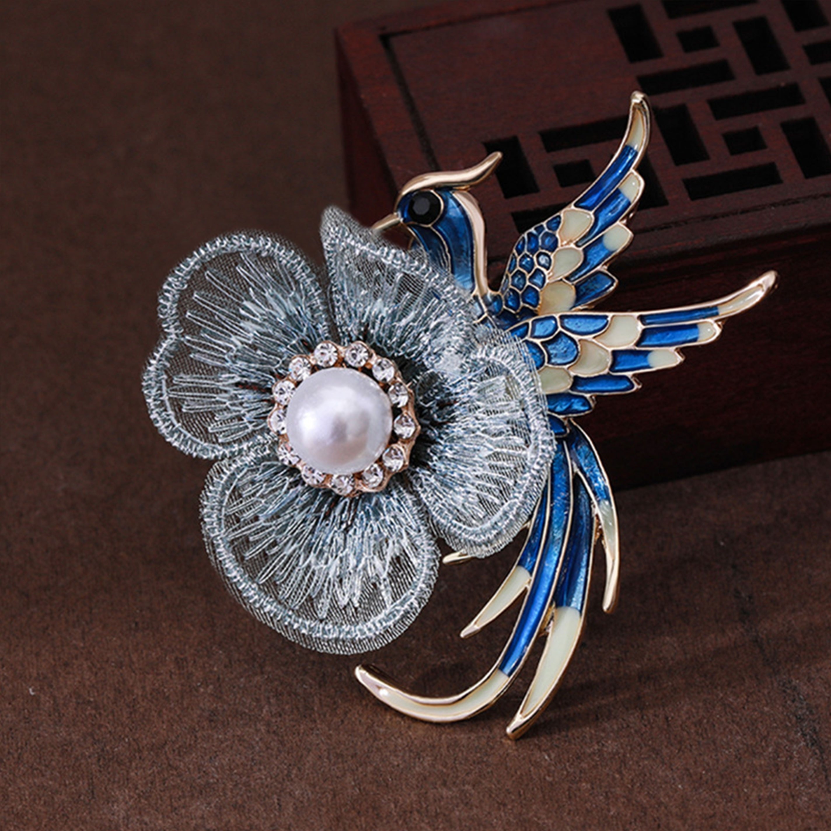 Luxury temple embroidered brooch pin