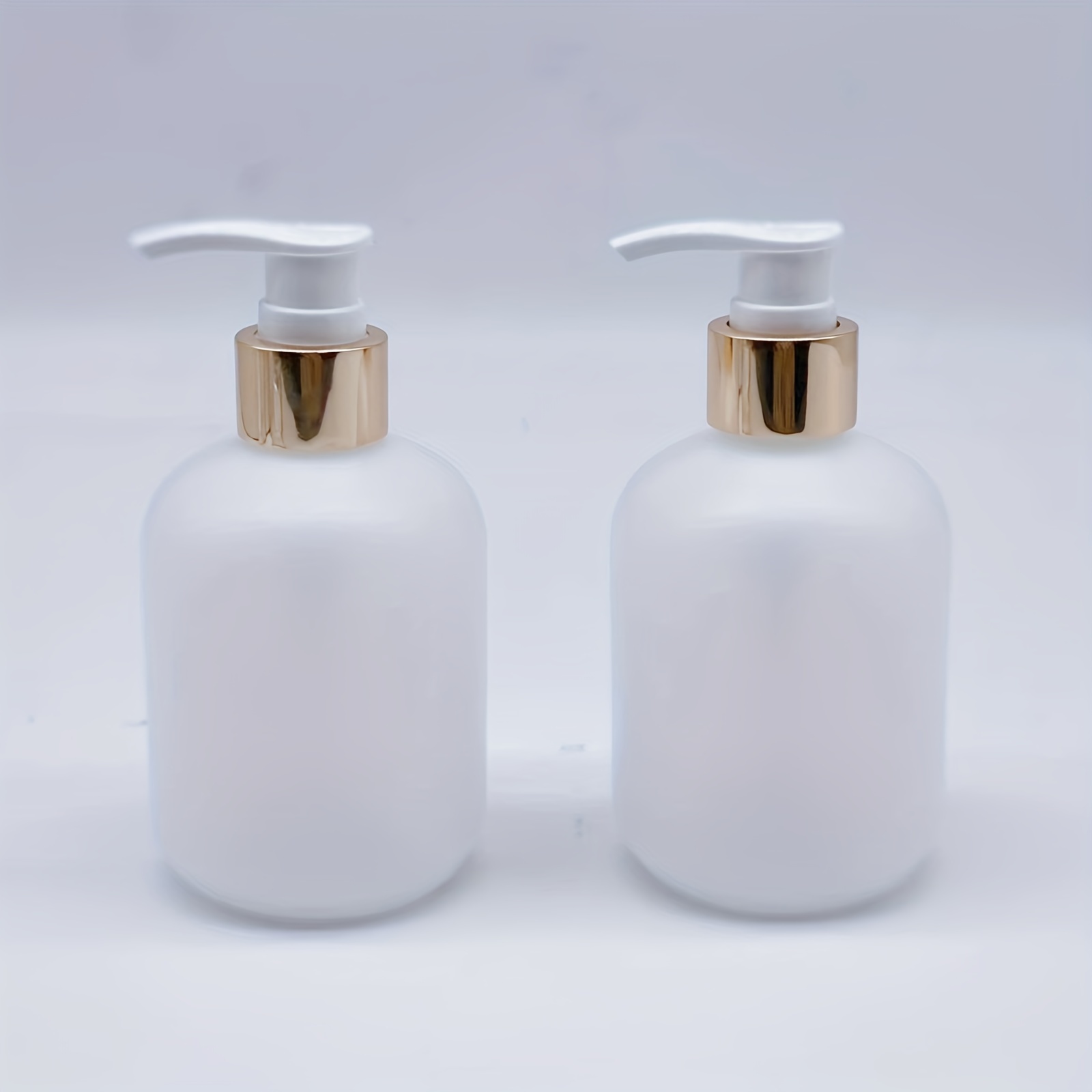 

Bouteilles doseuses rondes en plastique de 250ml 2-pièces avec pompe dorée - parfum, lavage à uniquement - Idéal pour shampoing, après-shampoing et lotion