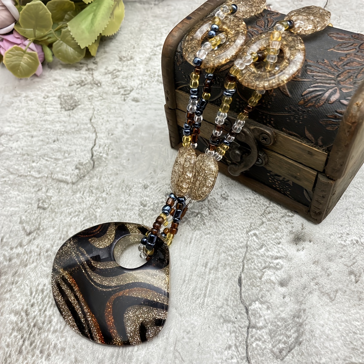 

A Vintage New Women's Necklace With A Shell Shaped Wooden Necklace