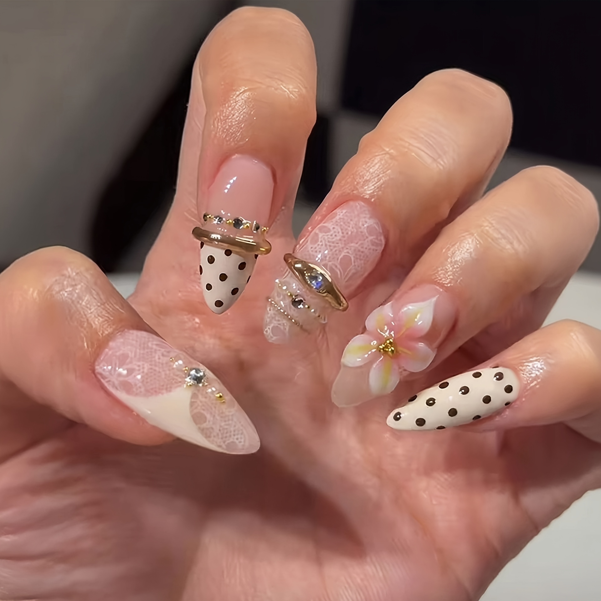TEMU 24 Stk. DANArtlux Mandelförmige Press-On-Nägel für Damen, Mittellange French-Tip-Künstliche Nägel mit weißer gepunkteter Spitze, 3D-Blumen- &
